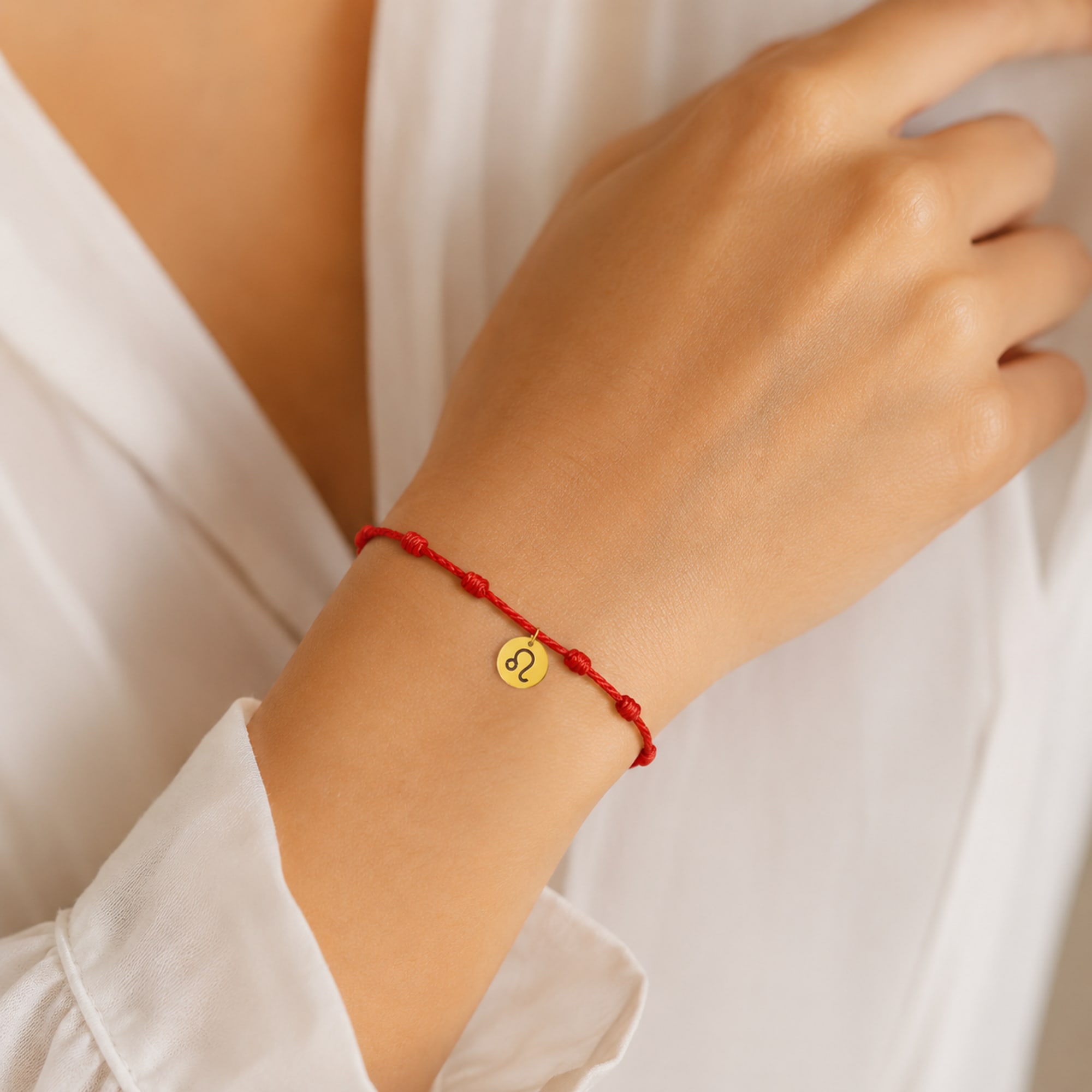 PULSERA 7 NUDOS CON LEO ACERO. COLOR DORADO