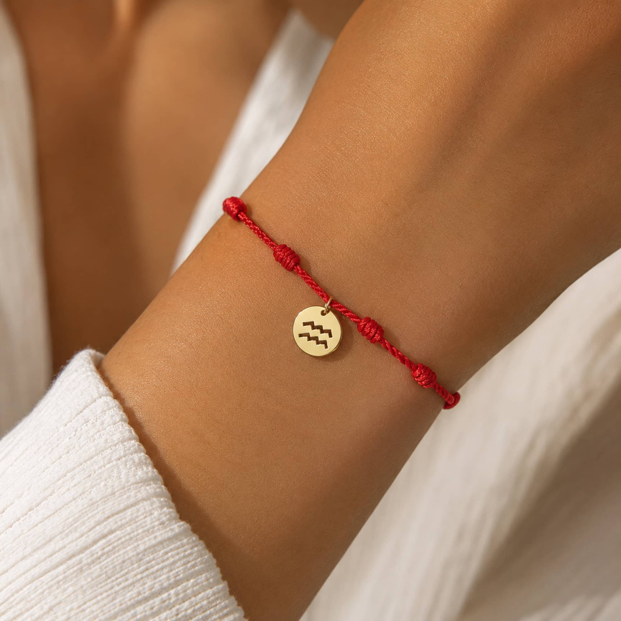 PULSERA 7 NUDOS CON ACUARIO ACERO. COLOR DORADO