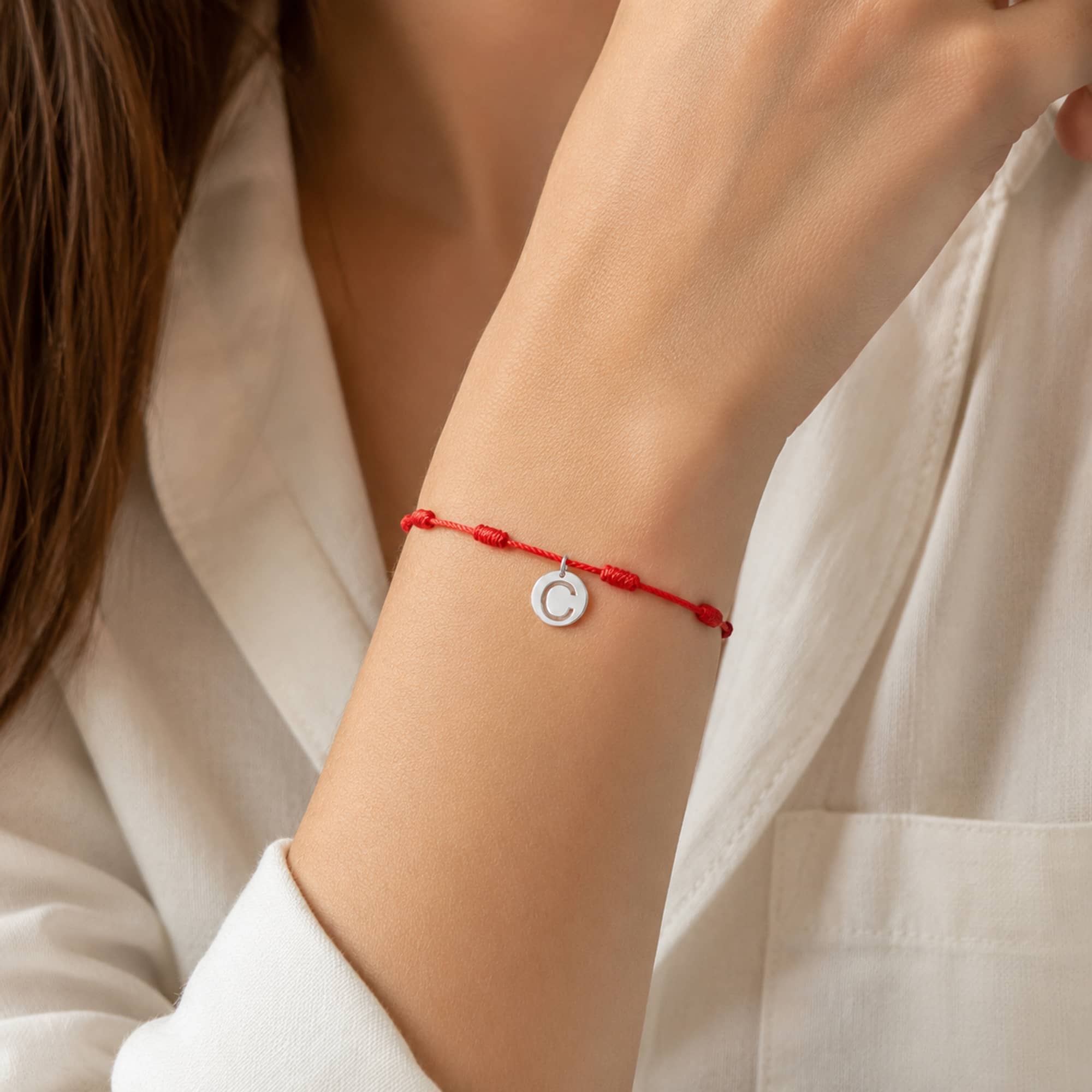 PULSERA 7 NUDOS CON LETRA C COLOR PLATEADO