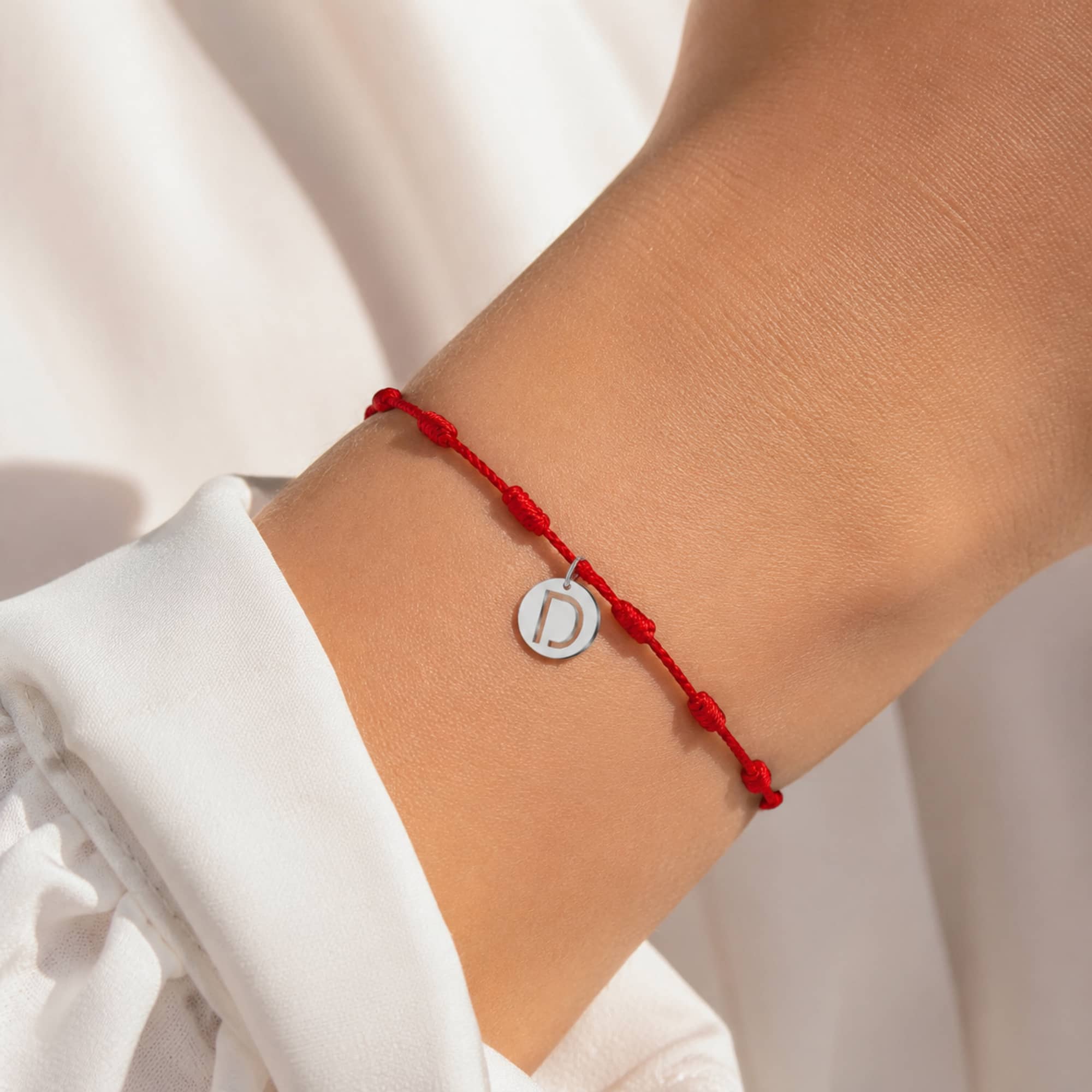 PULSERA 7 NUDOS CON LETRA D COLOR PLATEADO
