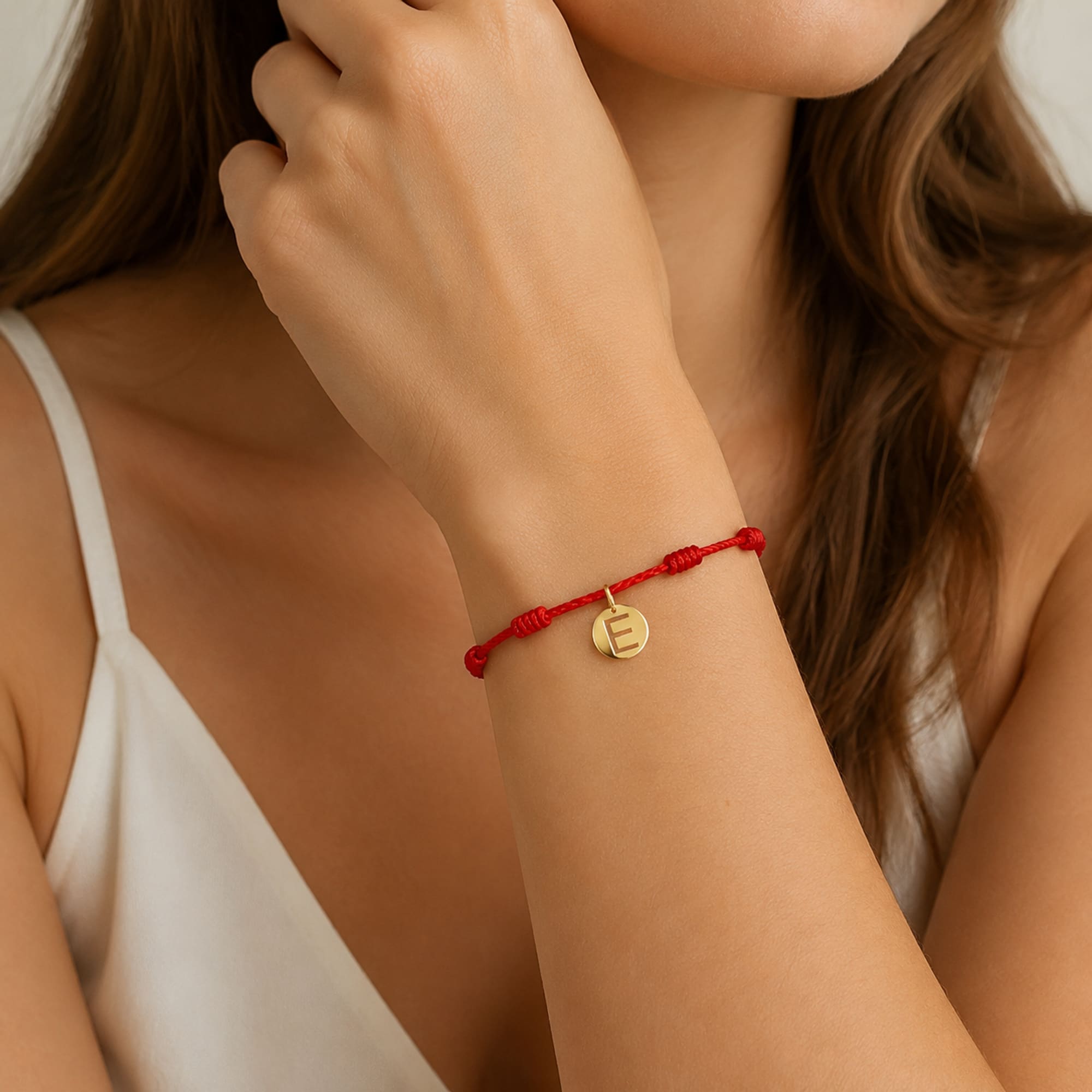 PULSERA 7 NUDOS CON LETRA E COLOR DORADO