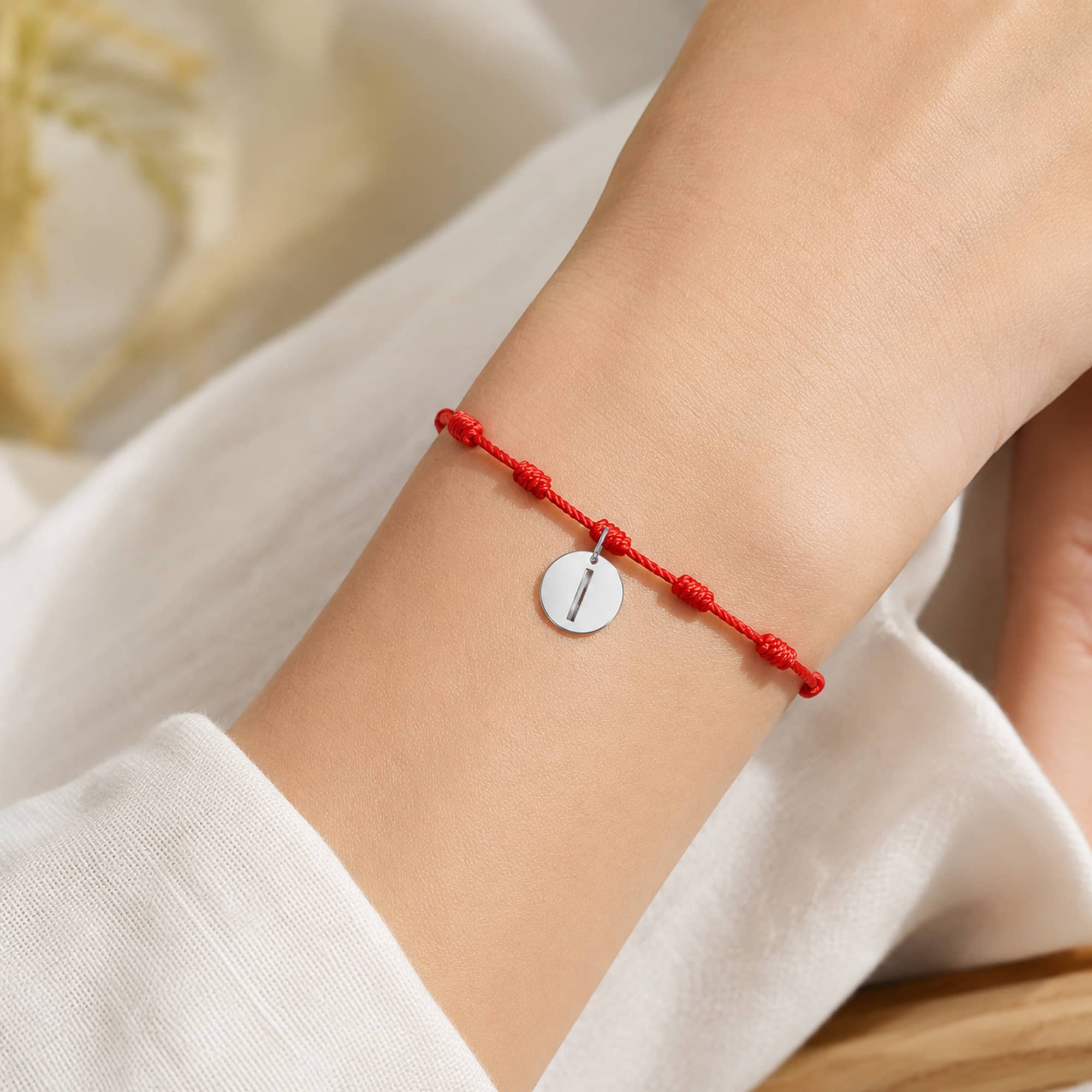 PULSERA 7 NUDOS CON LETRA I COLOR PLATEADO