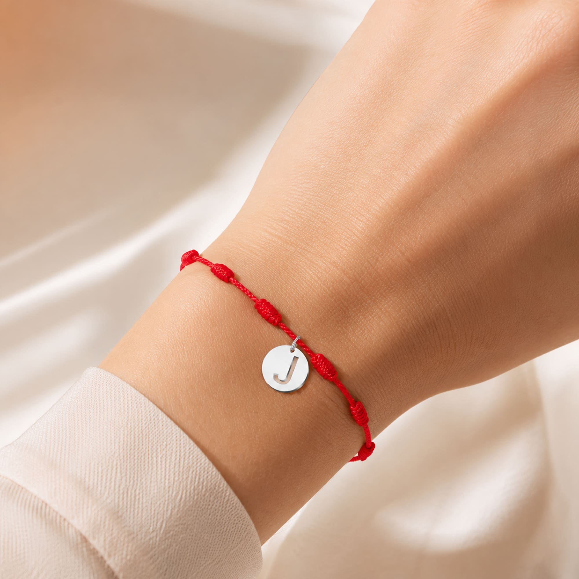 PULSERA 7 NUDOS CON LETRA J COLOR PLATEADO