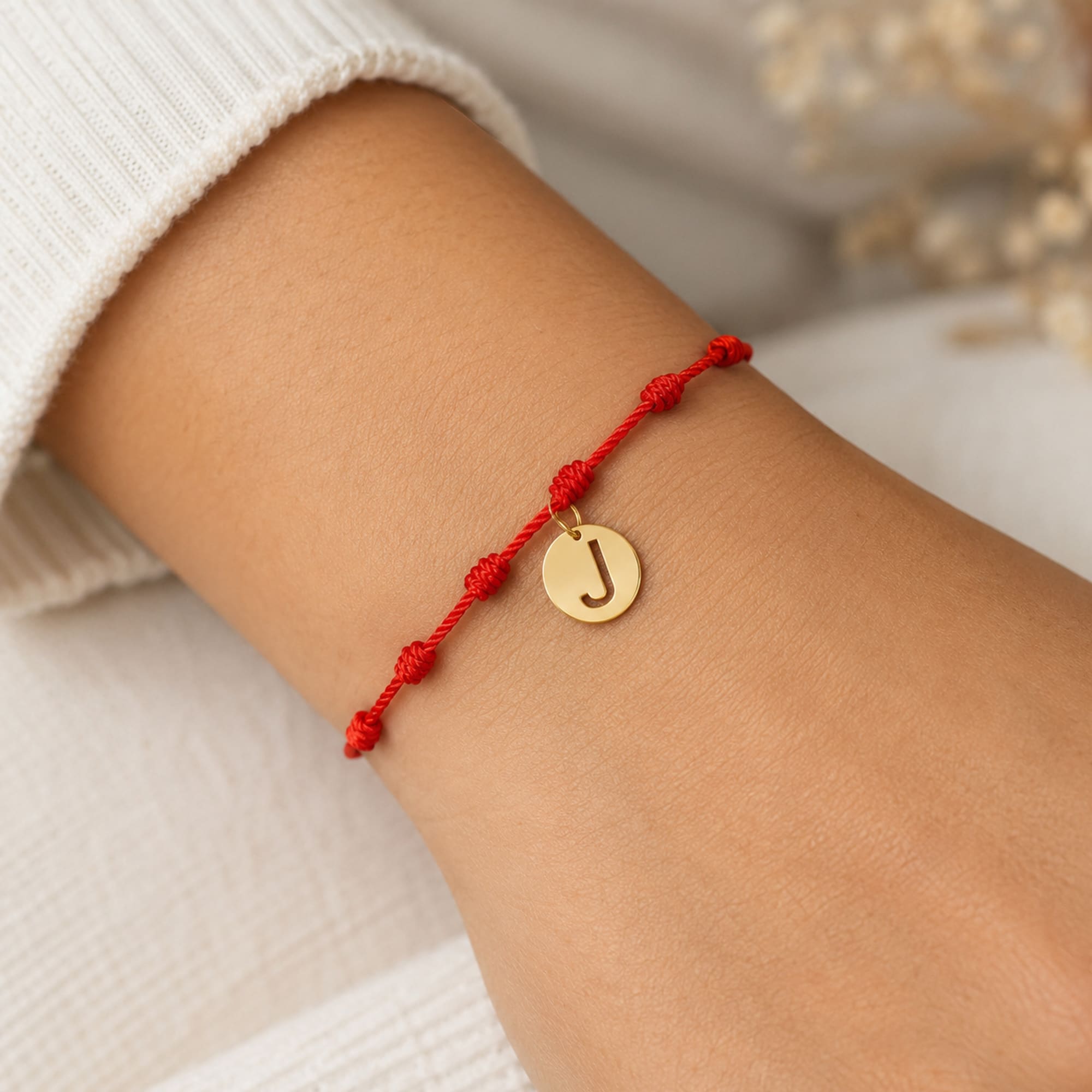 PULSERA 7 NUDOS CON LETRA J COLOR DORADO