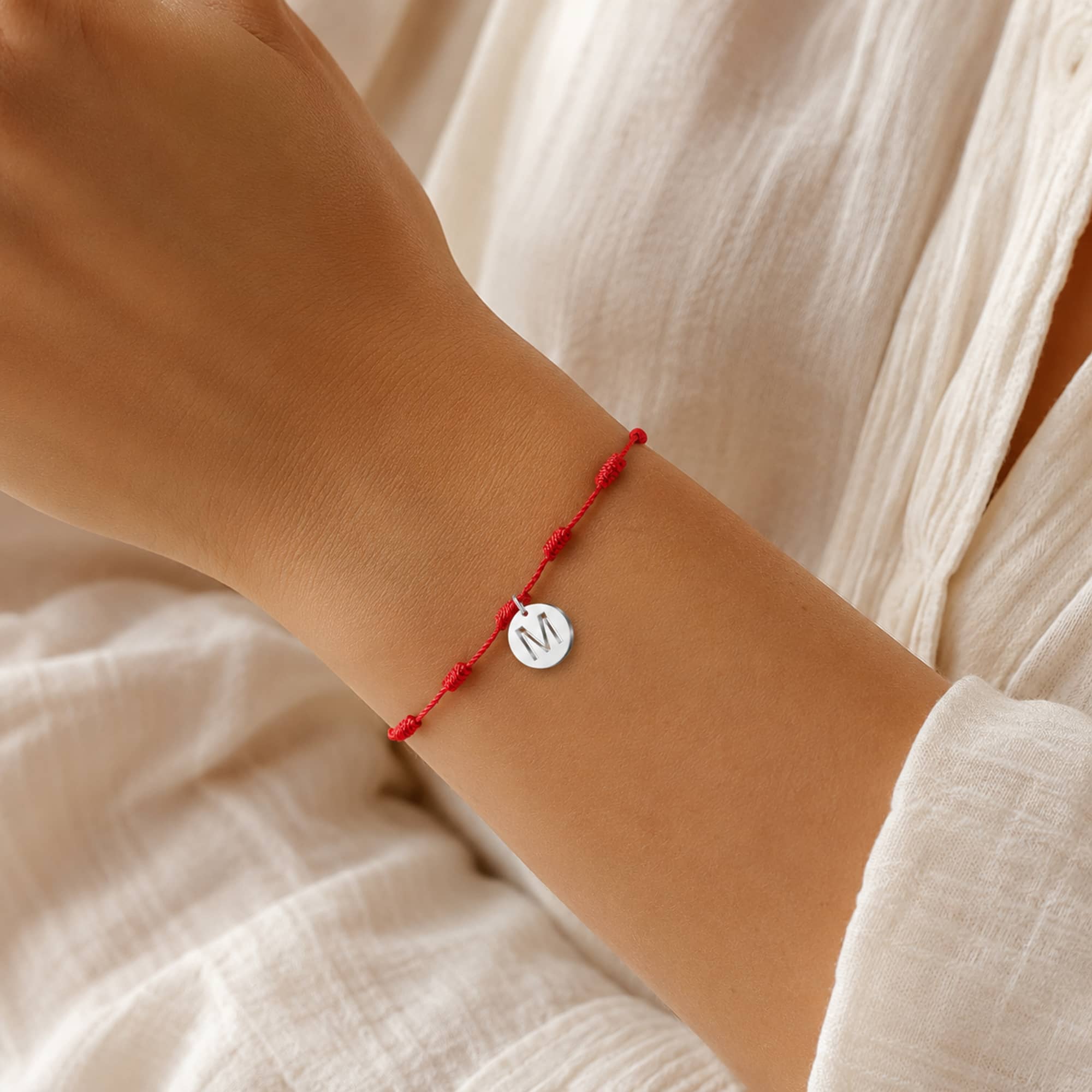 PULSERA 7 NUDOS CON LETRA M COLOR PLATEADO