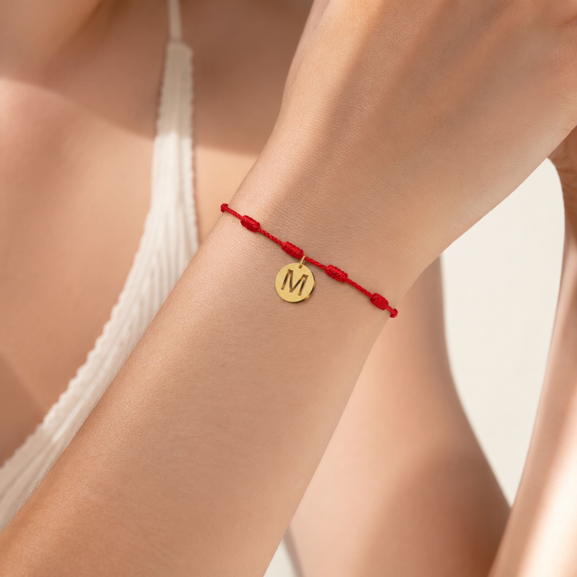 PULSERA 7 NUDOS CON LETRA M COLOR DORADO