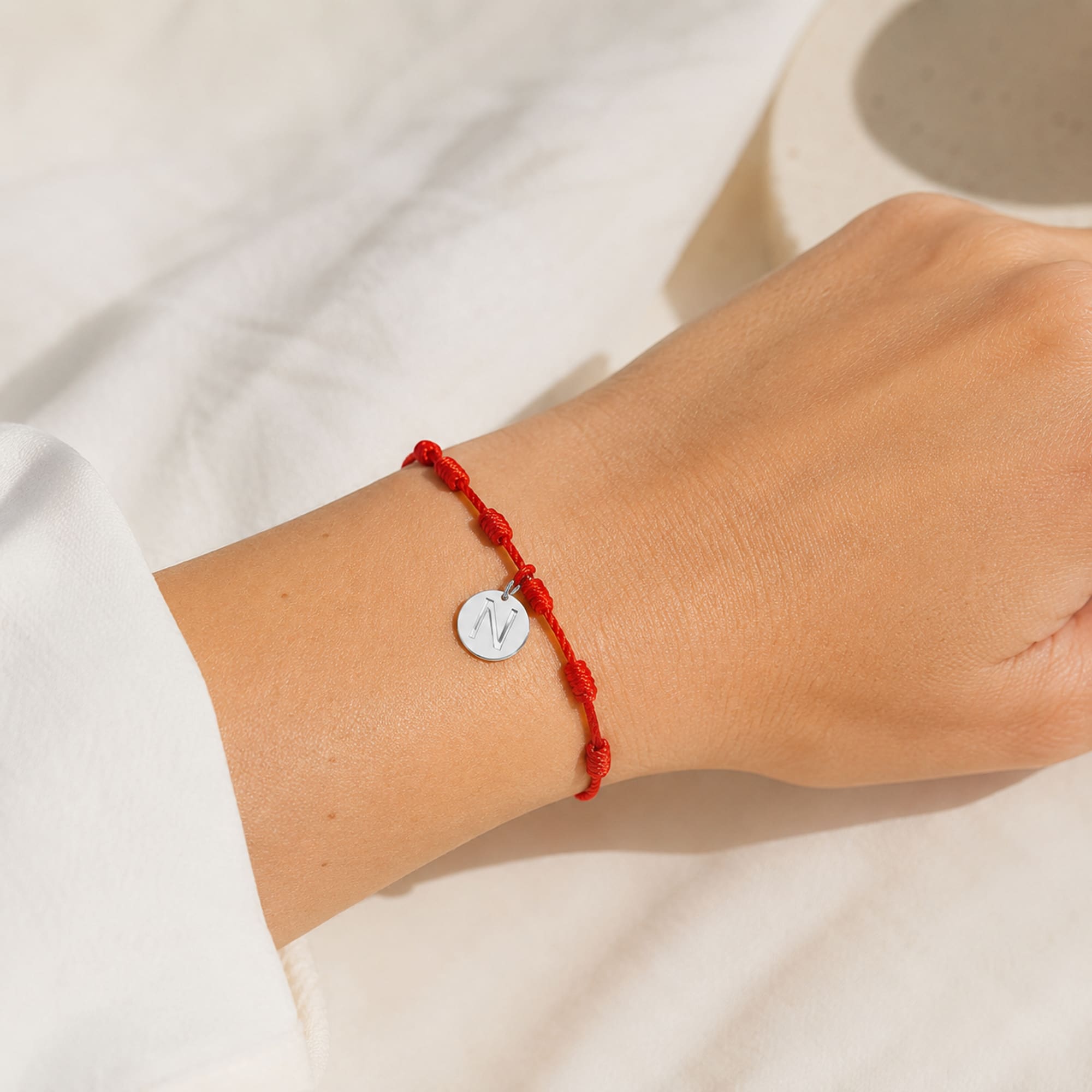 PULSERA 7 NUDOS CON LETRA N COLOR PLATEADO