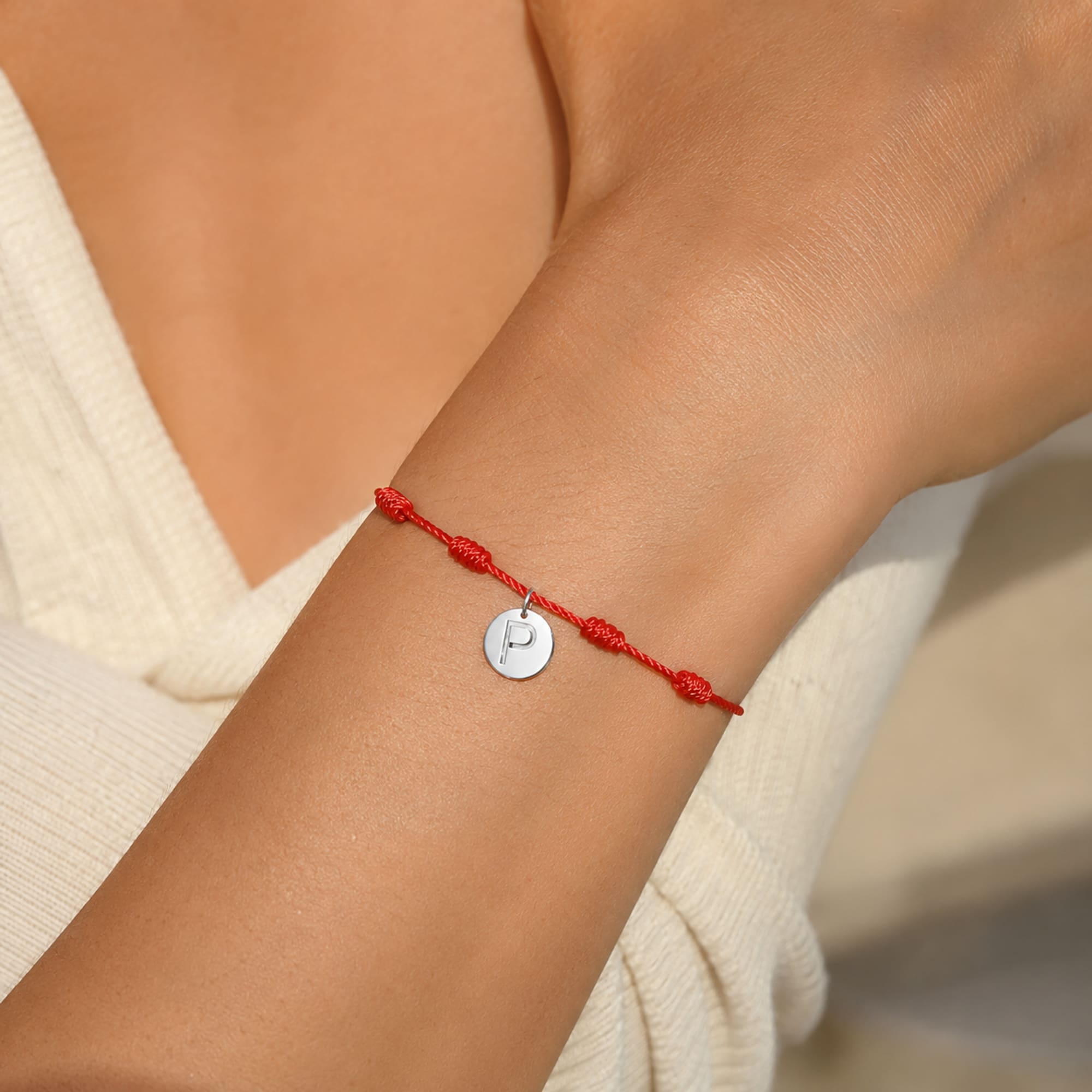 PULSERA 7 NUDOS CON LETRA P COLOR PLATEADO