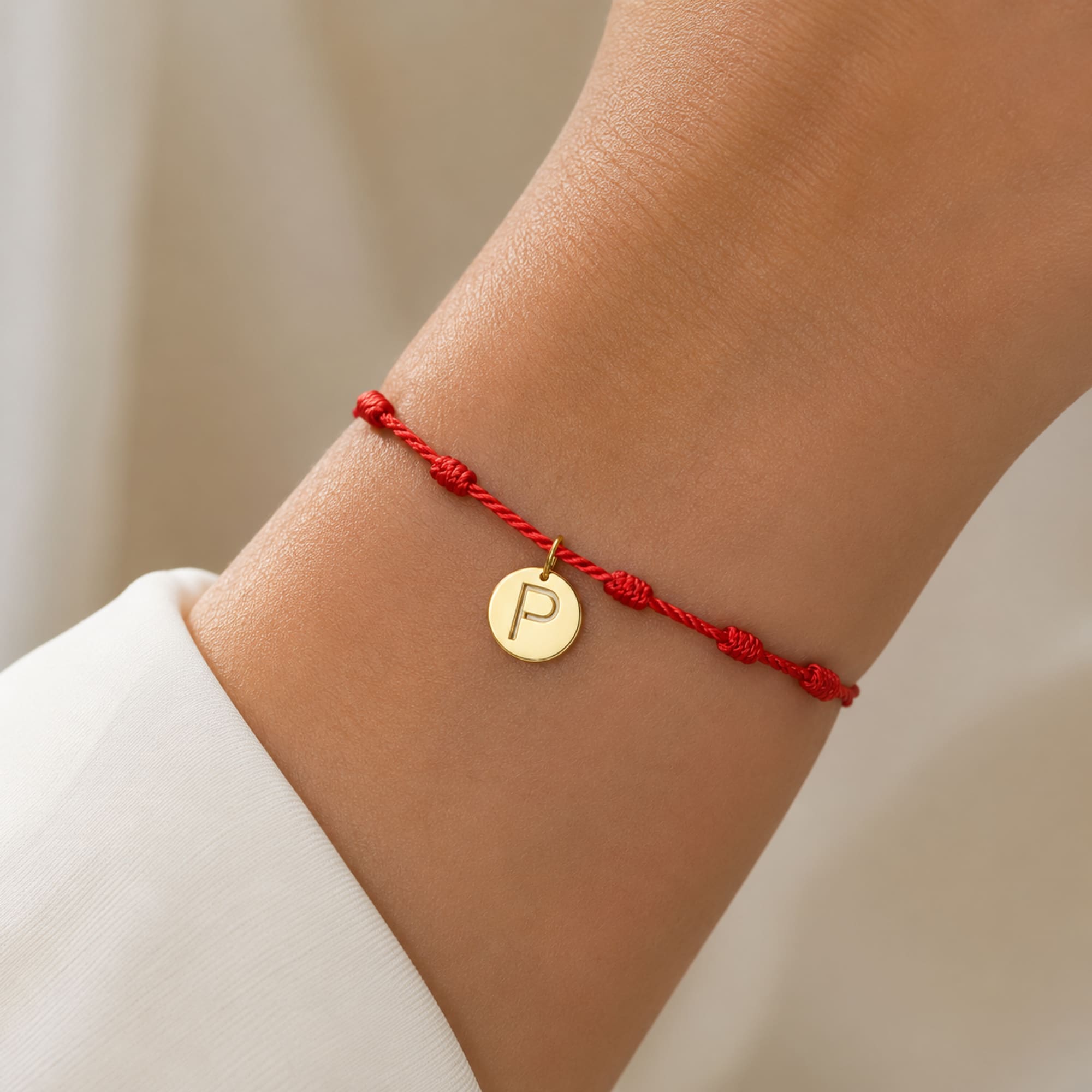 PULSERA 7 NUDOS CON LETRA P COLOR DORADO