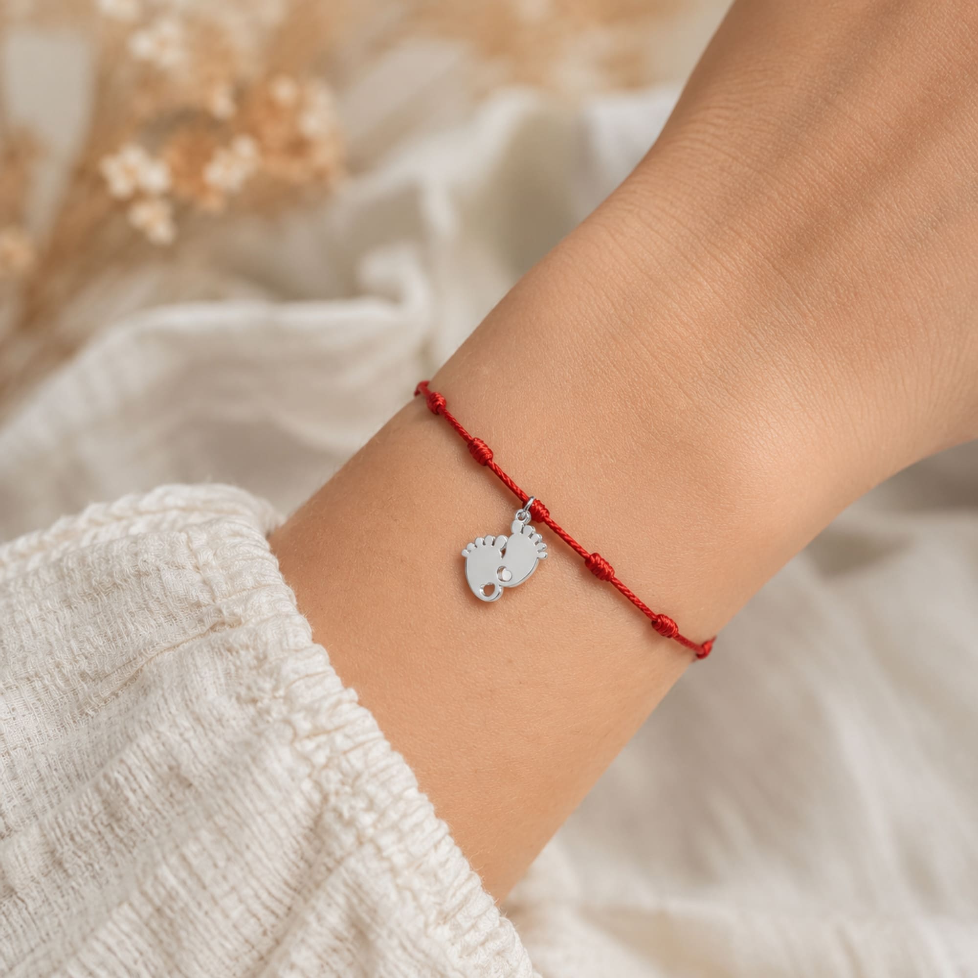 PULSERA 7 NUDOS CON HUELLA DE PIE COLOR PLATEADO