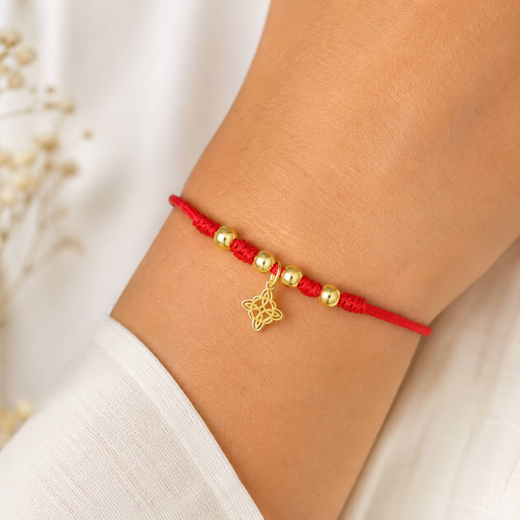 PULSERA HILO ENCERADO CON NUDO DE BRUJA ACERO DORADO