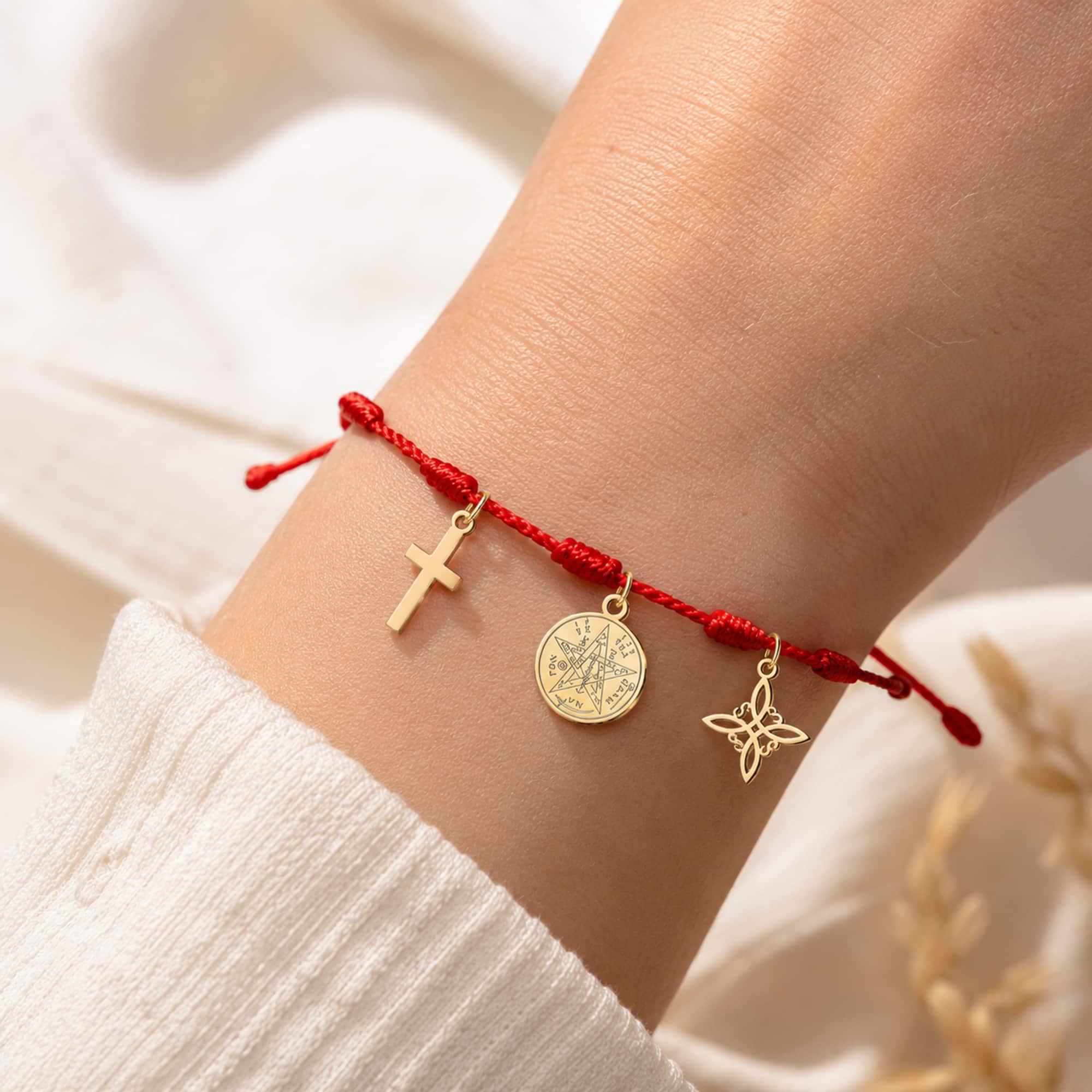 PULSERA 7 NUDOS CON TETRAGRÁMATON  NUDO DE BRUJA Y CRUZ LATINA ACERO DORADO
