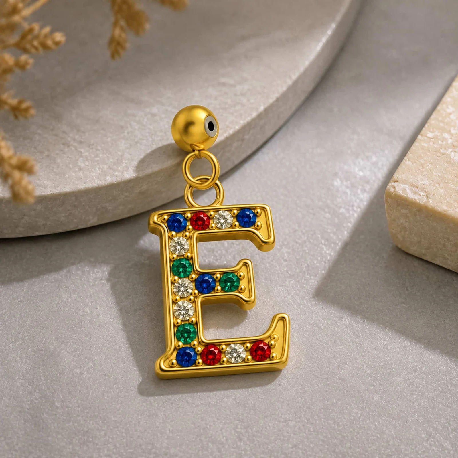 CHARM DE LETRA E ACERO COLOR DORADO CON CIRCONITA-CON BOLA DE GOMA