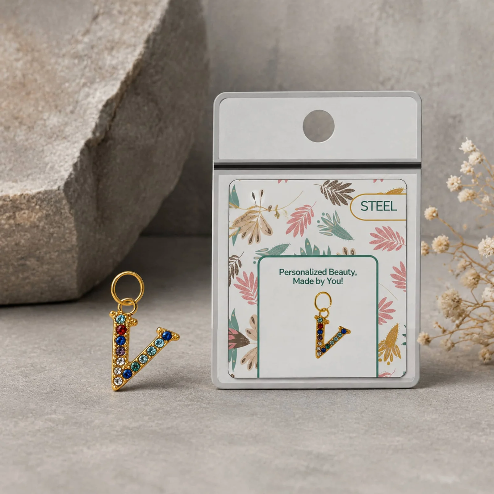 CHARM DE LETRA V ACERO COLOR DORADO CON CIRCONITA