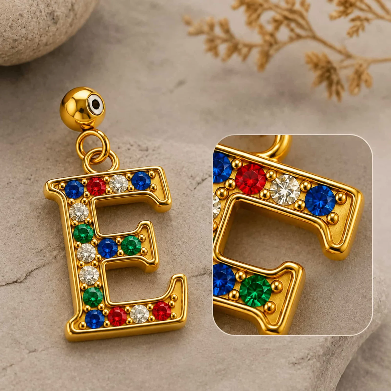 CHARM DE LETRA E ACERO COLOR DORADO CON CIRCONITA-CON BOLA DE GOMA