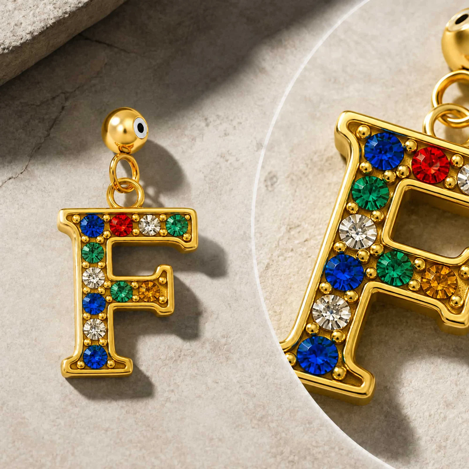 CHARM DE LETRA F ACERO COLOR DORADO CON CIRCONITA-CON BOLA DE GOMA