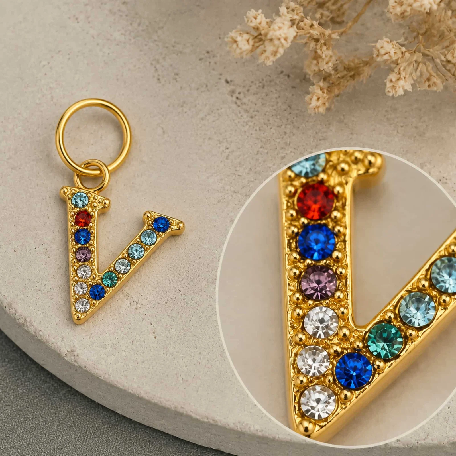 CHARM DE LETRA V ACERO COLOR DORADO CON CIRCONITA