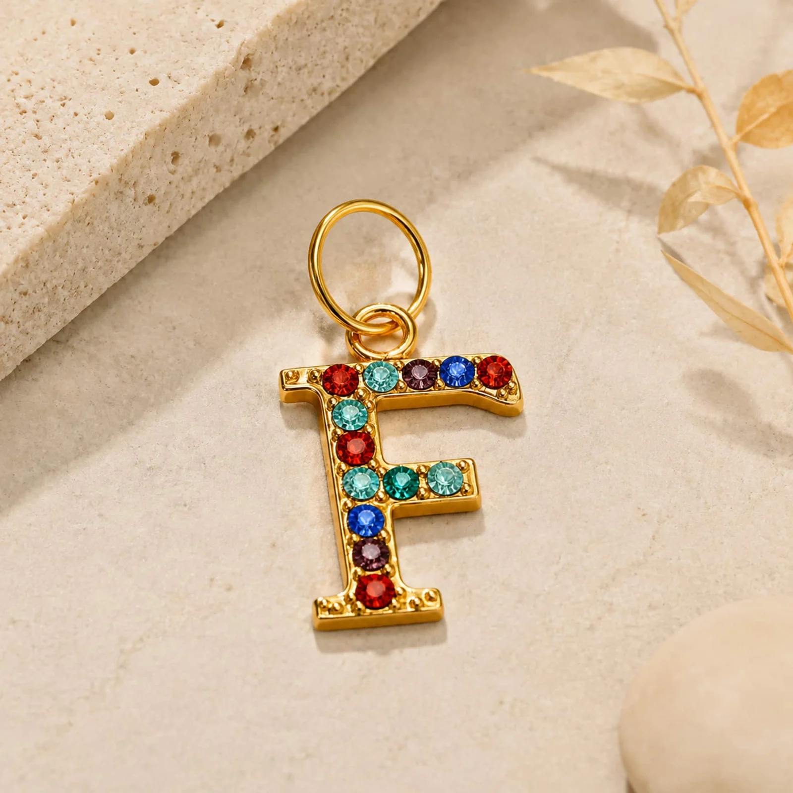 CHARM DE LETRA F ACERO COLOR DORADO CON CIRCONITA