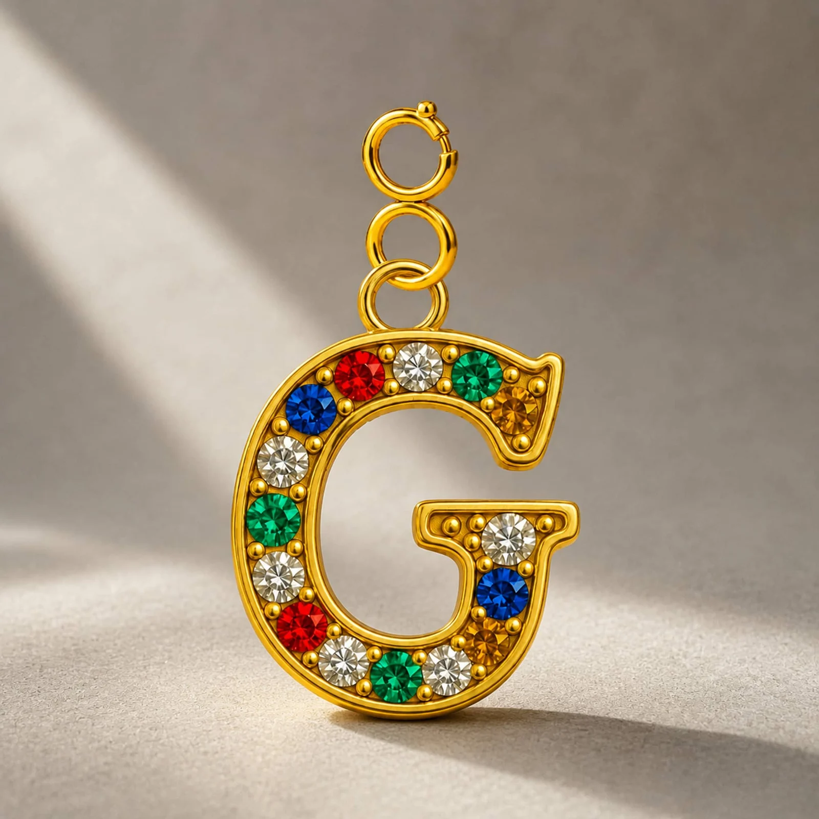 CHARM DE LETRA G ACERO COLOR DORADO CON CIRCONITA-CON CIERRE
