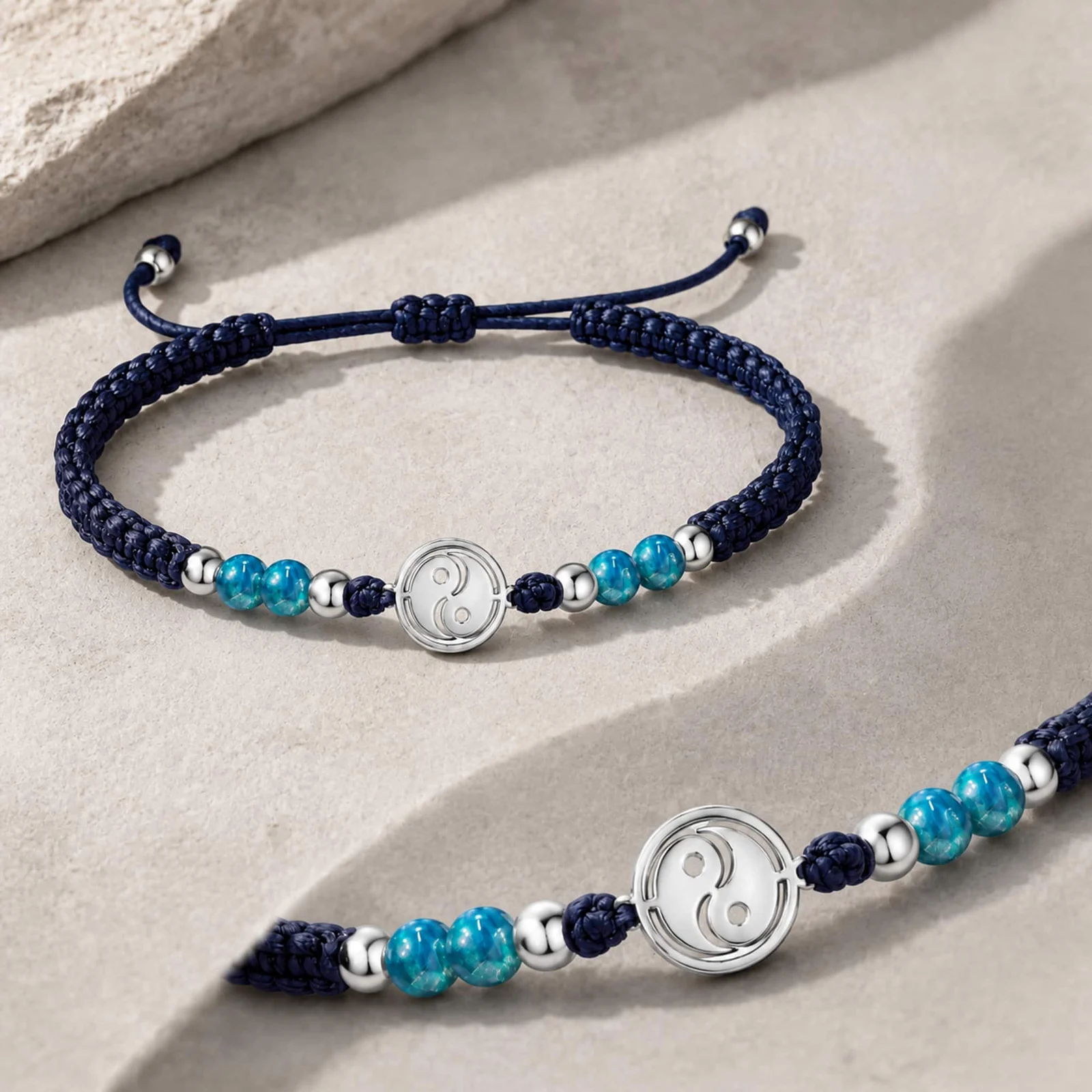 PULSERA HILO ENCERADO CON ÁGATA AZUL Y YINYAN ACERO