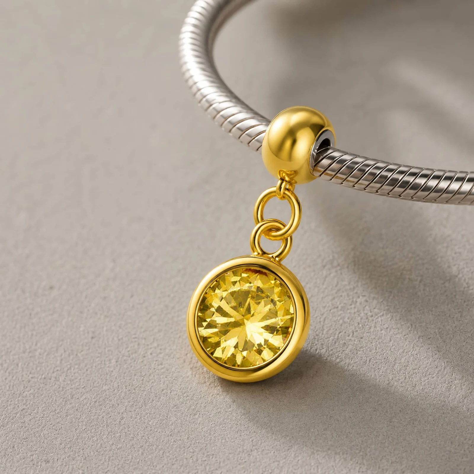 CHARM ACERO DORADO CON PIEDRA NACIMIENTO DE NOVIEMBRE-CON BOLA DE GOMA