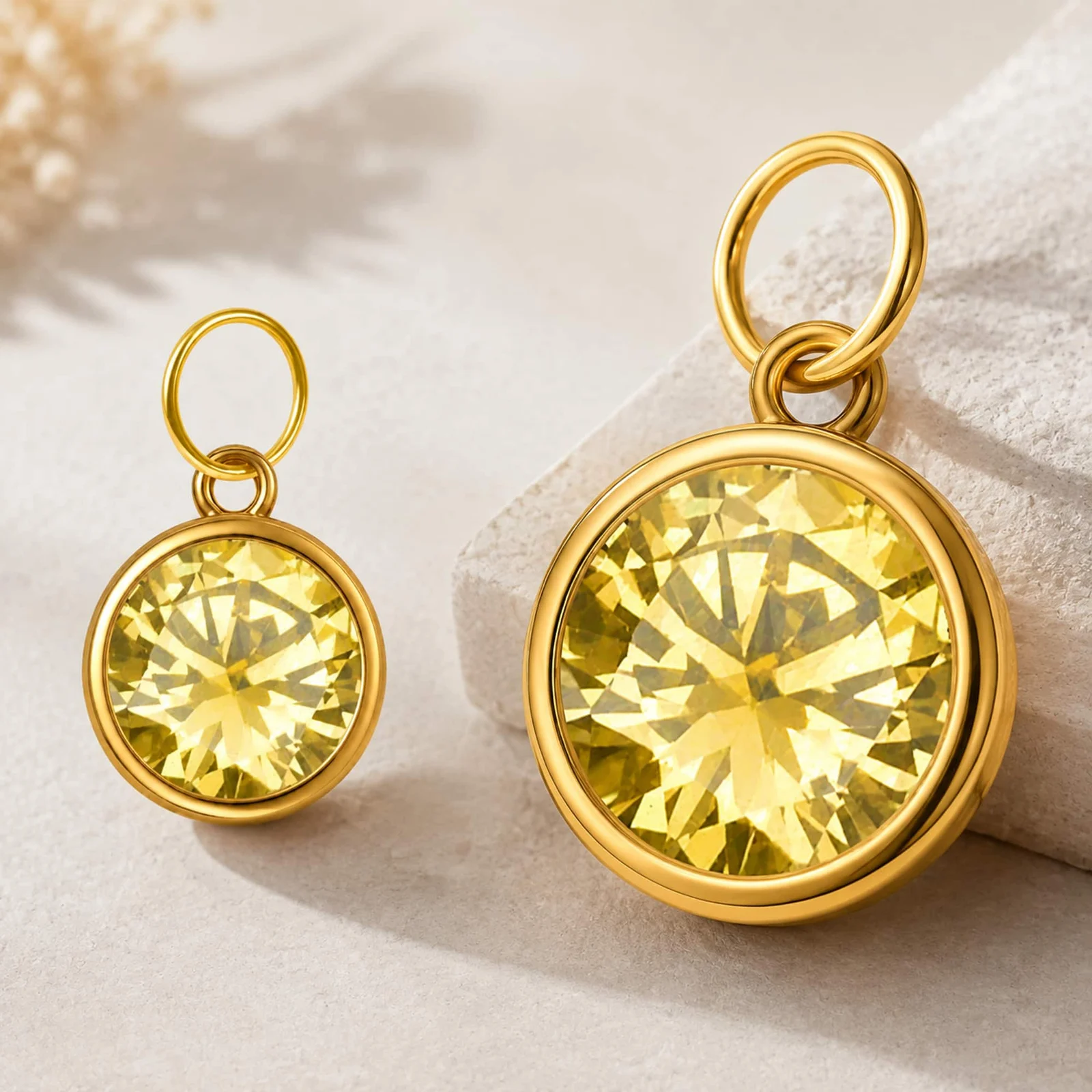CHARM ACERO DORADO CON PIEDRA NACIMIENTO DE NOVIEMBRE