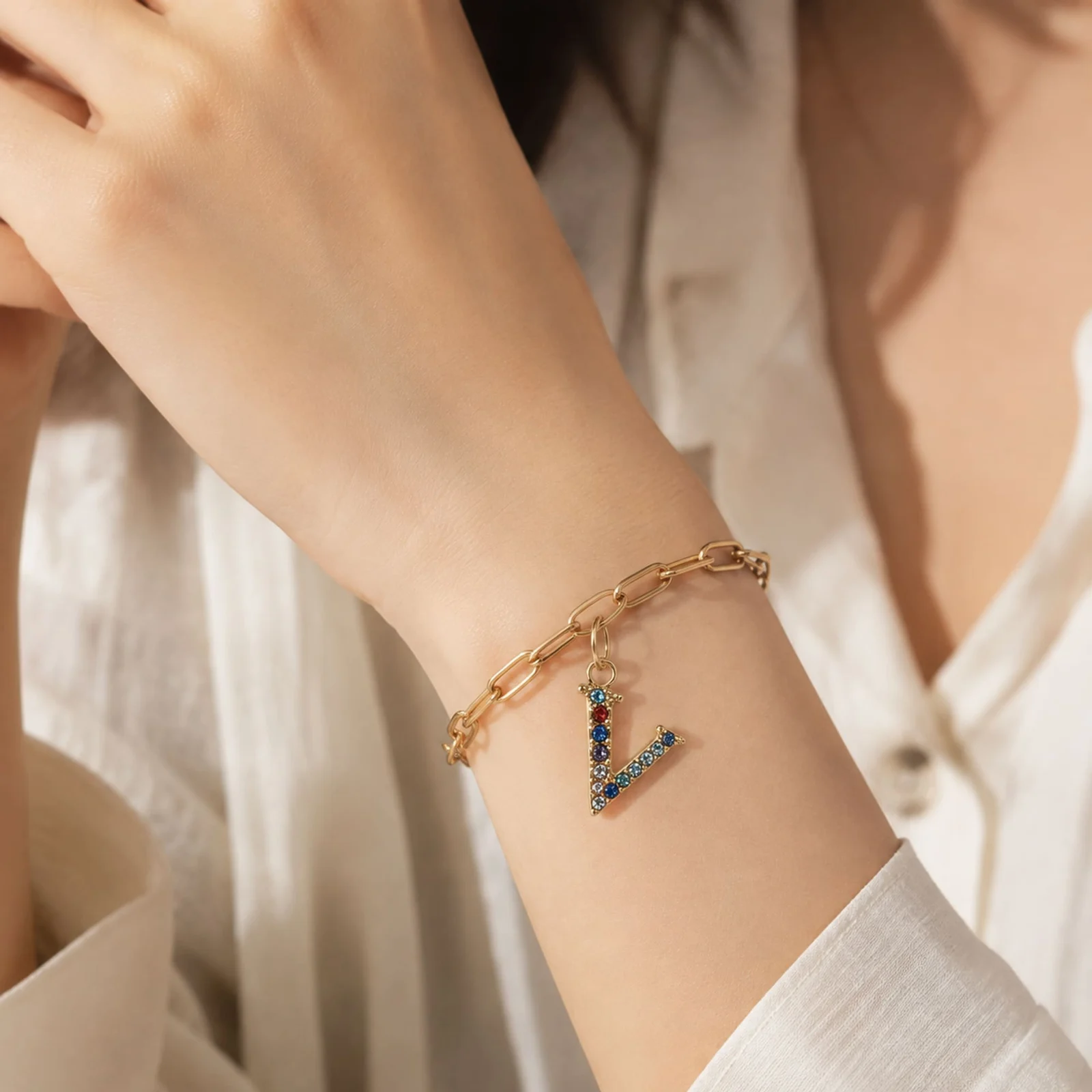 CHARM DE LETRA V ACERO COLOR DORADO CON CIRCONITA