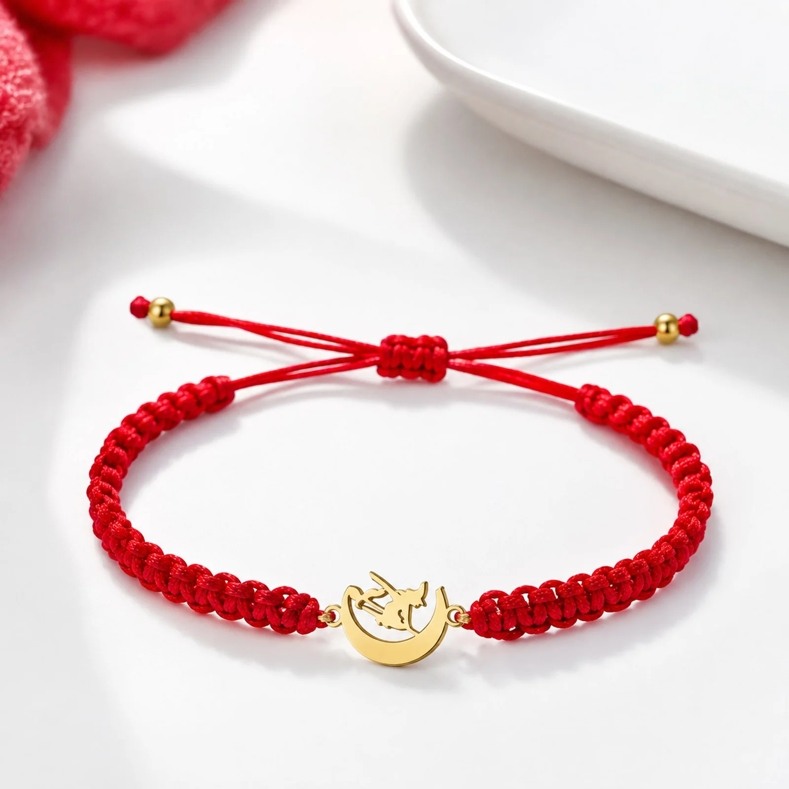 PULSERA HILO DESTINO  CON BRUJA ACERO DORADO