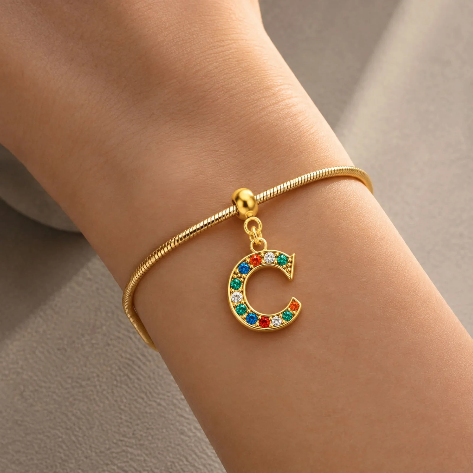 CHARM DE LETRA C ACERO COLOR DORADO CON CIRCONITA-CON BOLA DE GOMA