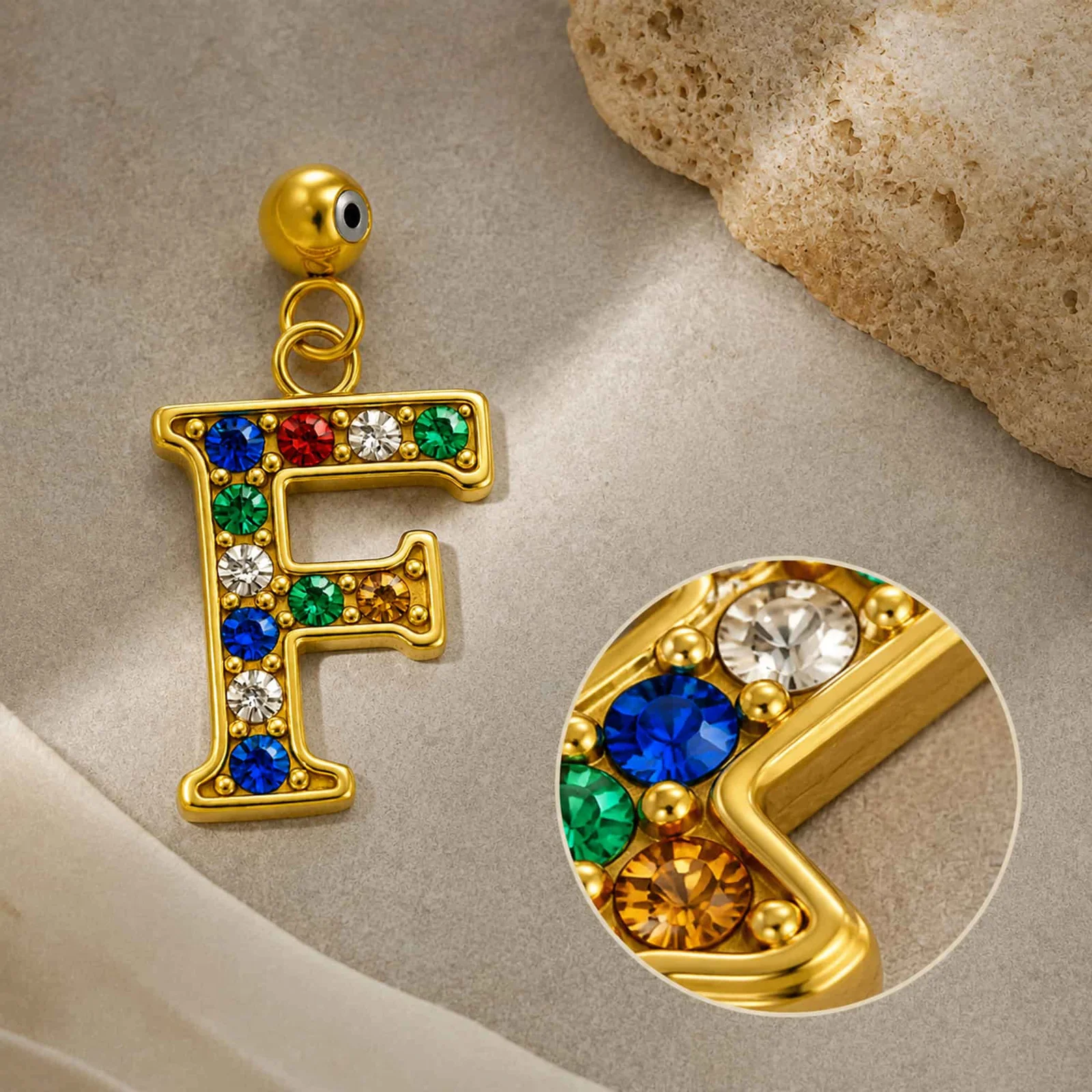 CHARM DE LETRA F ACERO COLOR DORADO CON CIRCONITA-CON BOLA DE GOMA