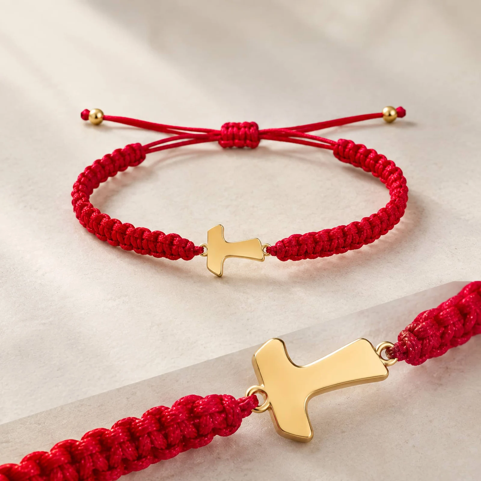 PULSERA HILO DESTINO  CON CRUZ TAU ACERO DORADO