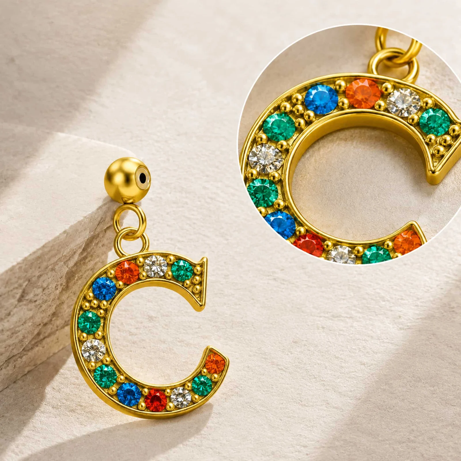 CHARM DE LETRA C ACERO COLOR DORADO CON CIRCONITA-CON BOLA DE GOMA