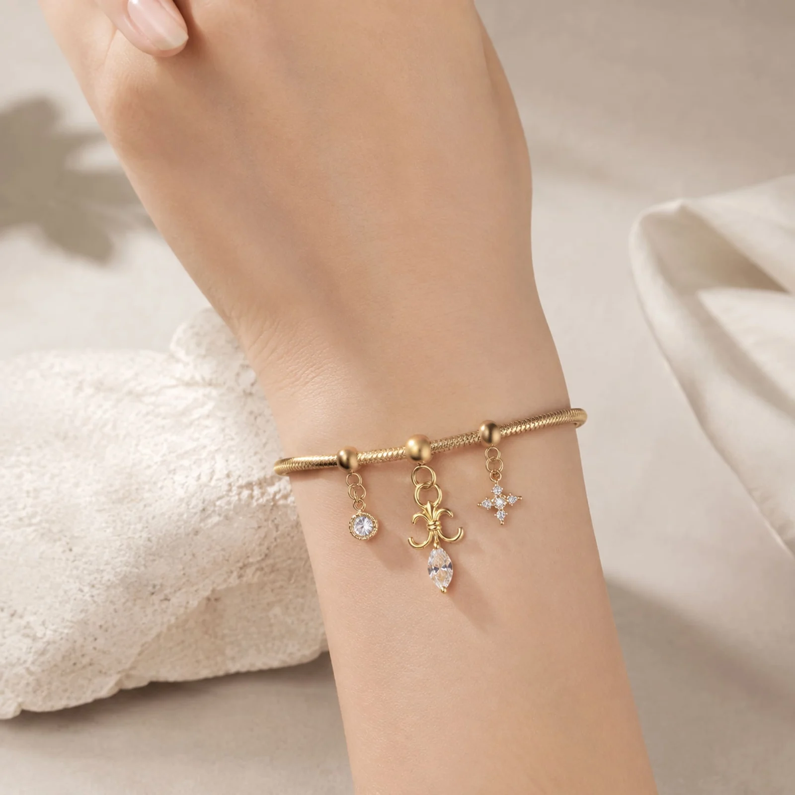 CHARM DE COBRE CHAPADO ORO 14K CON CIRCONITA-CON BOLA DE GOMA