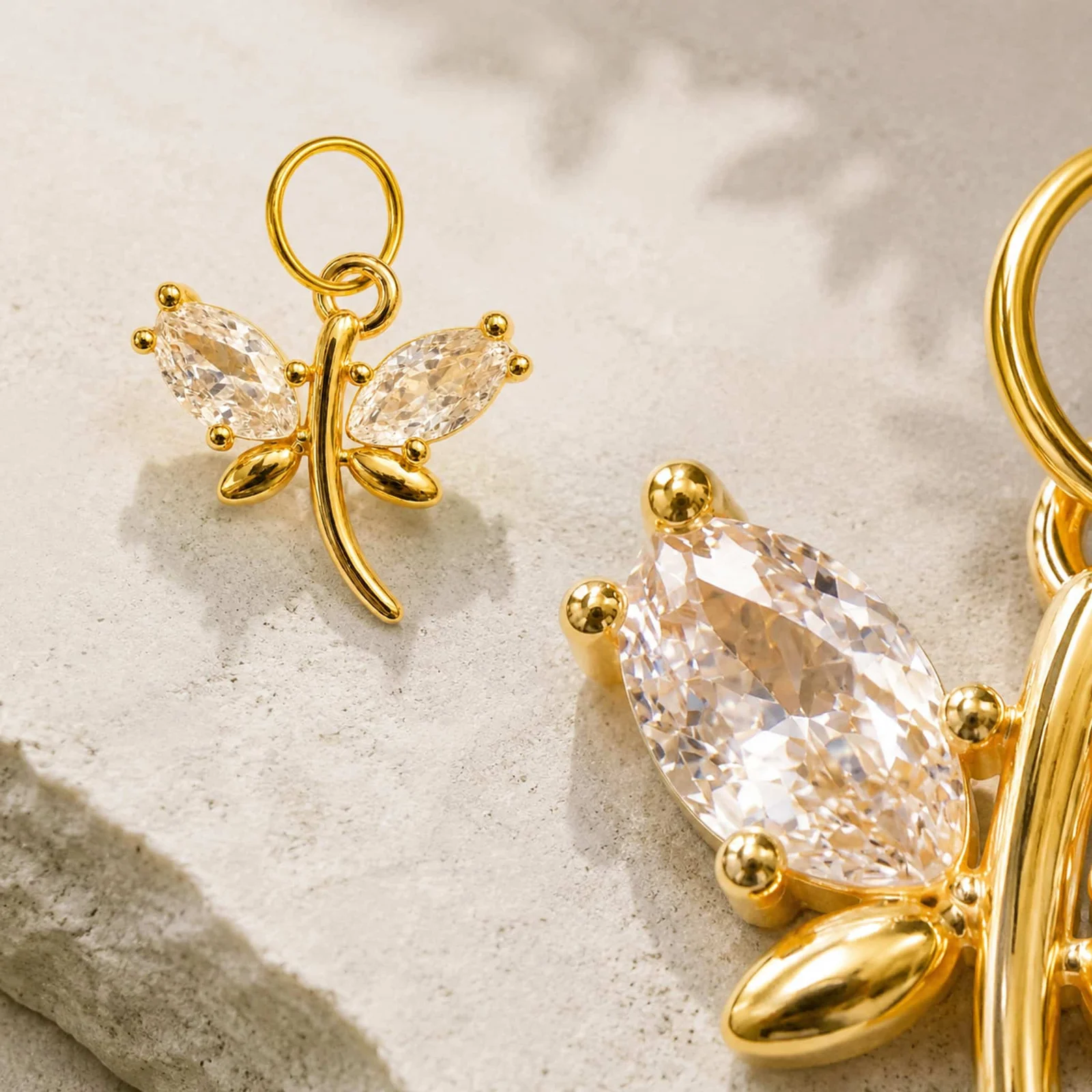 CHARM DE COBRE CHAPADO ORO 14K CON CIRCONITA