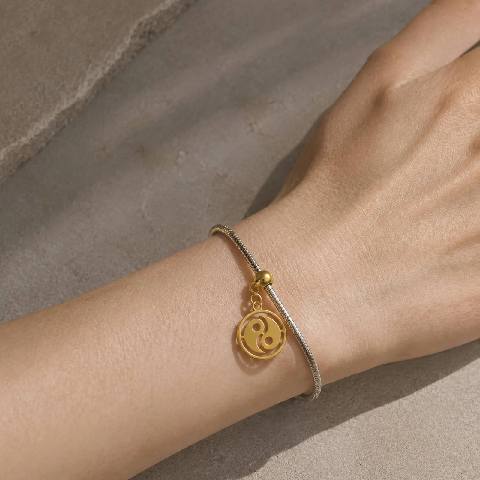 CHARM ACERO INOXIDABLE COLOR DORADO -CON BOLA DE GOMA