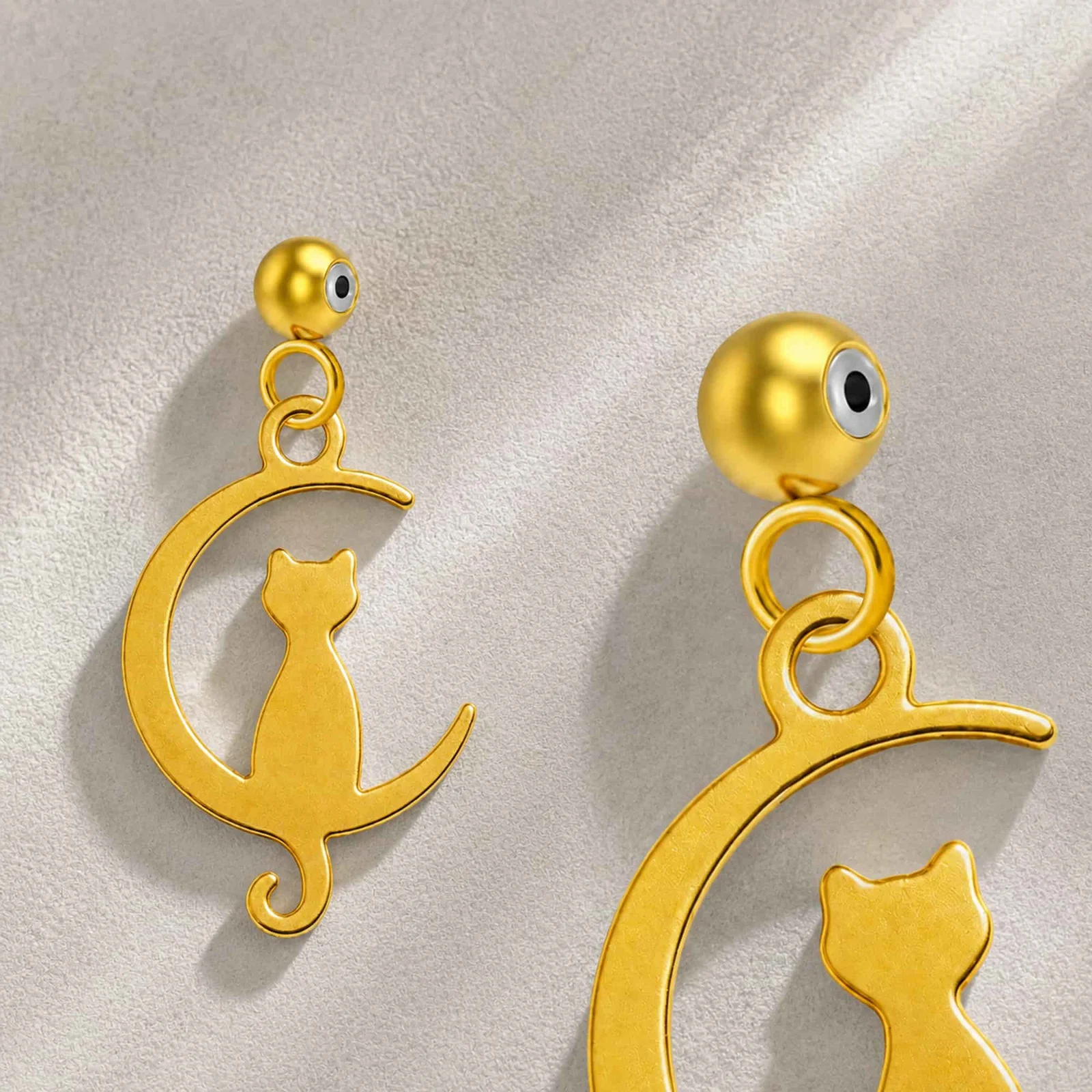 CHARM ACERO INOXIDABLE COLOR DORADO -CON BOLA DE GOMA