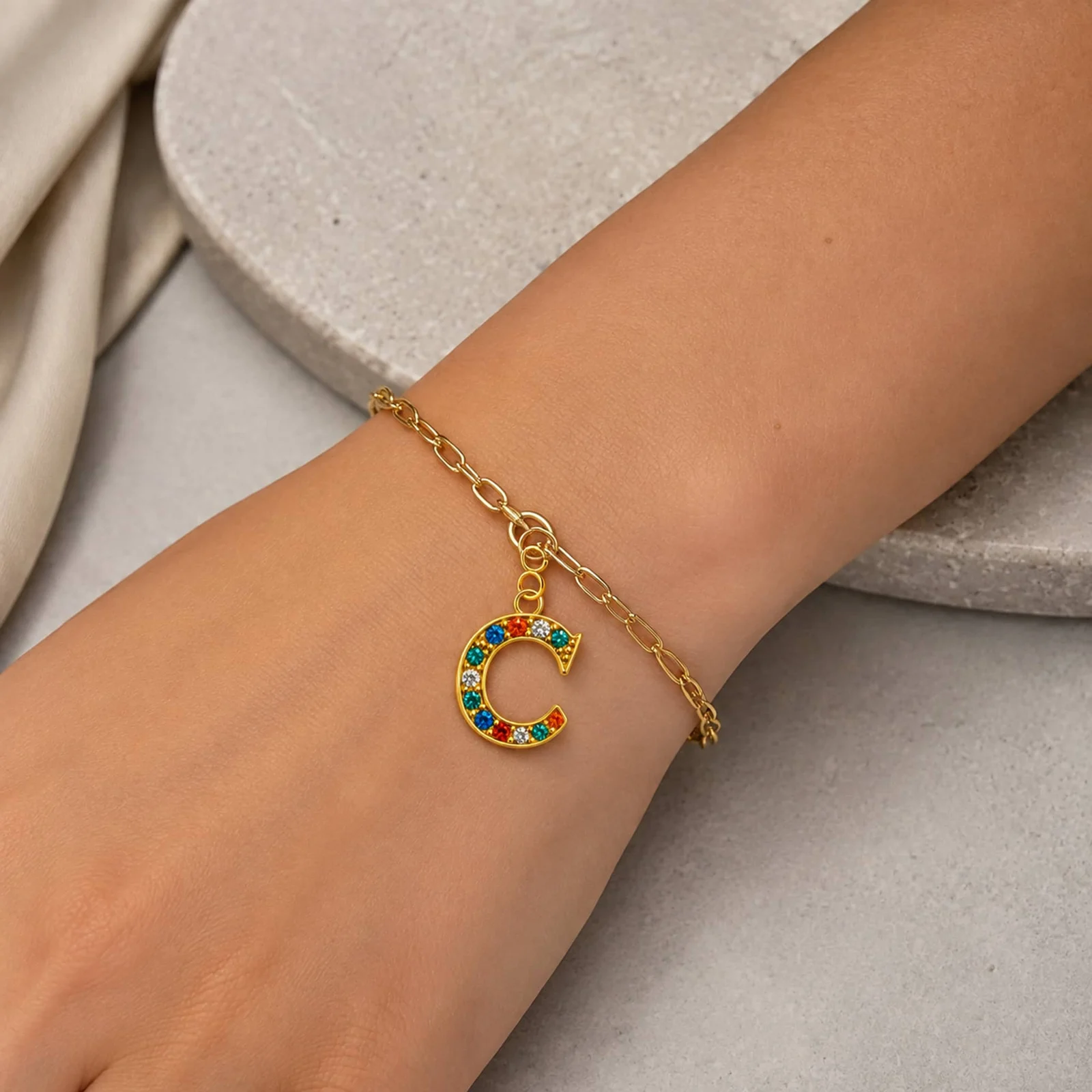 CHARM DE LETRA C ACERO COLOR DORADO CON CIRCONITA-CON CIERRE