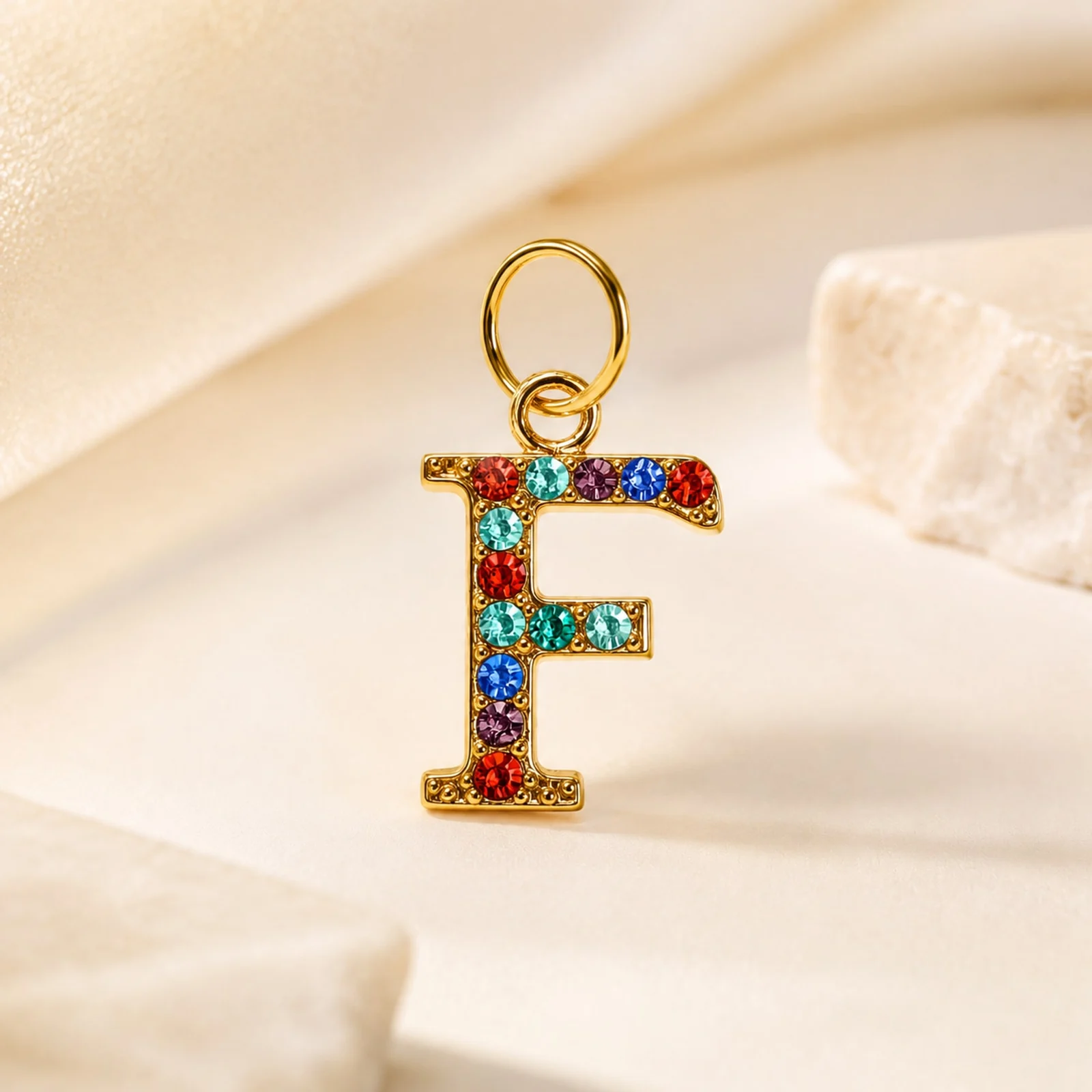 CHARM DE LETRA F ACERO COLOR DORADO CON CIRCONITA