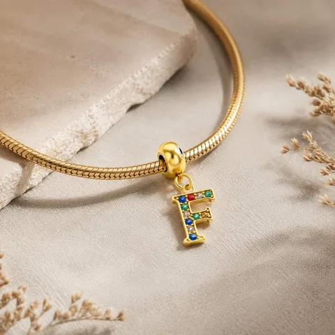 CHARM DE LETRA F ACERO COLOR DORADO CON CIRCONITA-CON BOLA DE GOMA