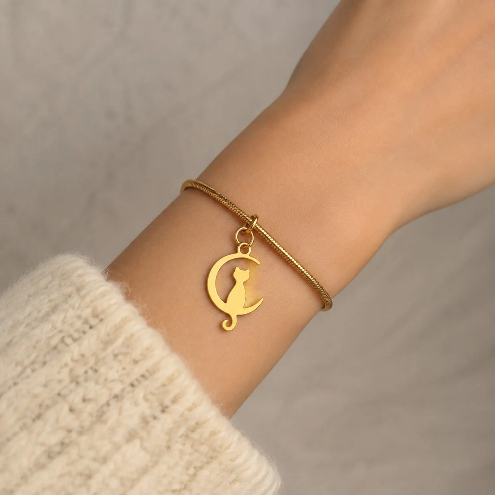 CHARM ACERO INOXIDABLE COLOR DORADO -CON CIERRE