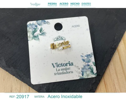 ANILLO NOMBRE VICTORIA ACERO COLOR DORADO