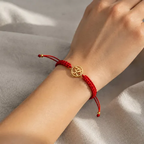PULSERA HILO DESTINO  CON SÍMBOLO OM ACERO DORADO