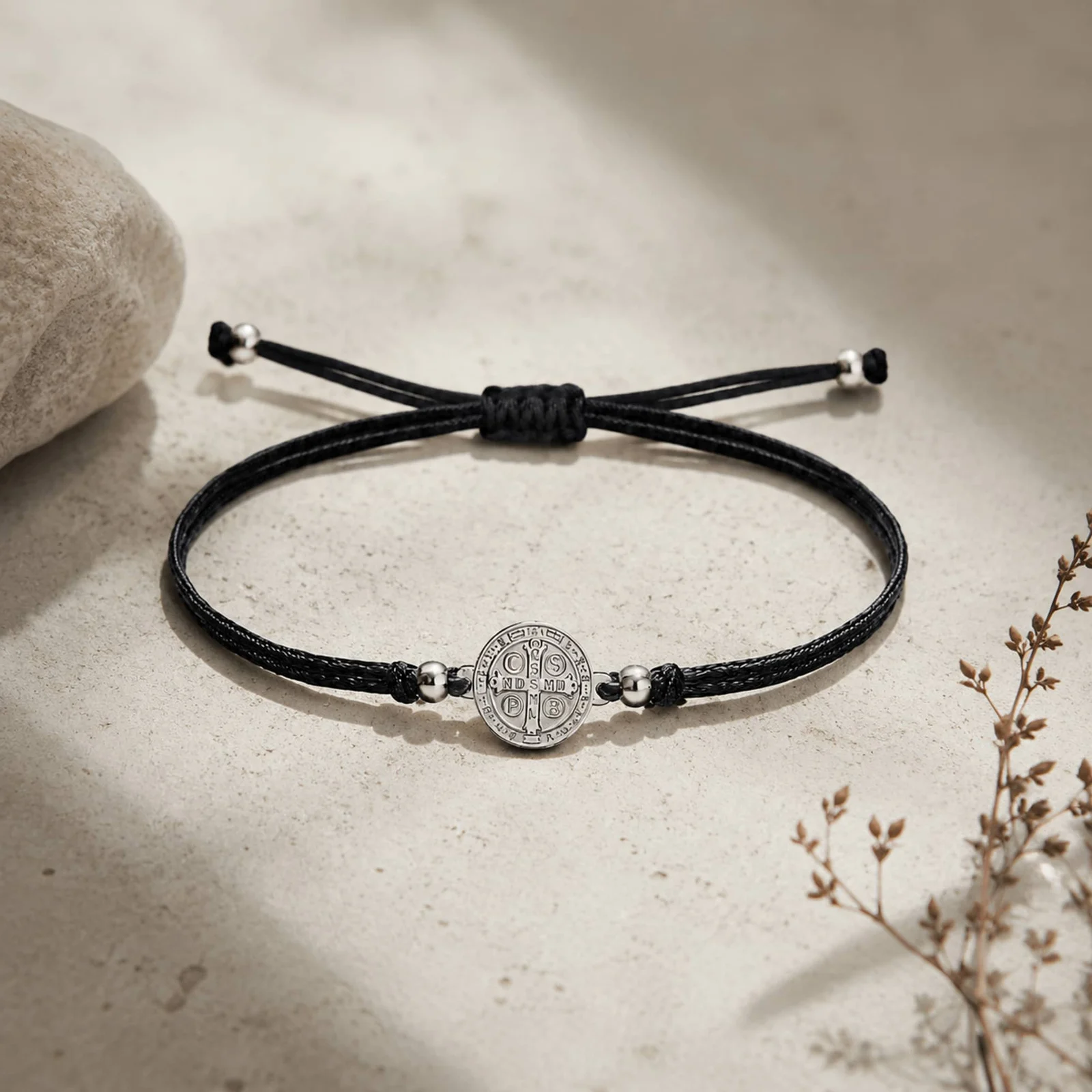 PULSERA HILO ENCERADO NEGRO-SANBENITO PLATEADO