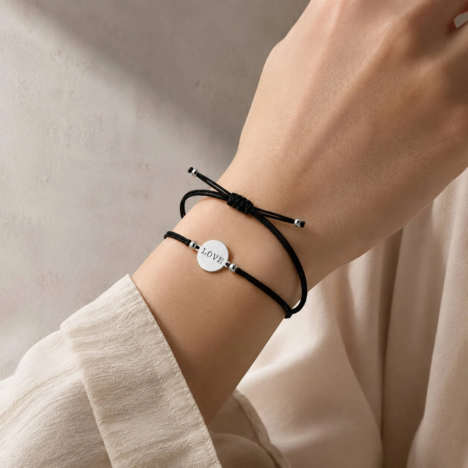 PULSERA LOVE PLATEADO DE HILO EN.NEGRO
