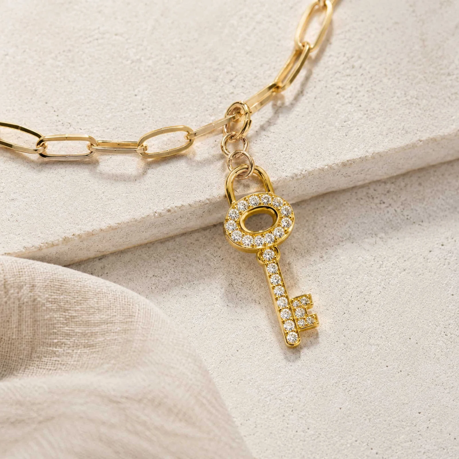CHARM DE COBRE CHAPADO A ORO 14K CON CIRCONITA-CON CIERRE