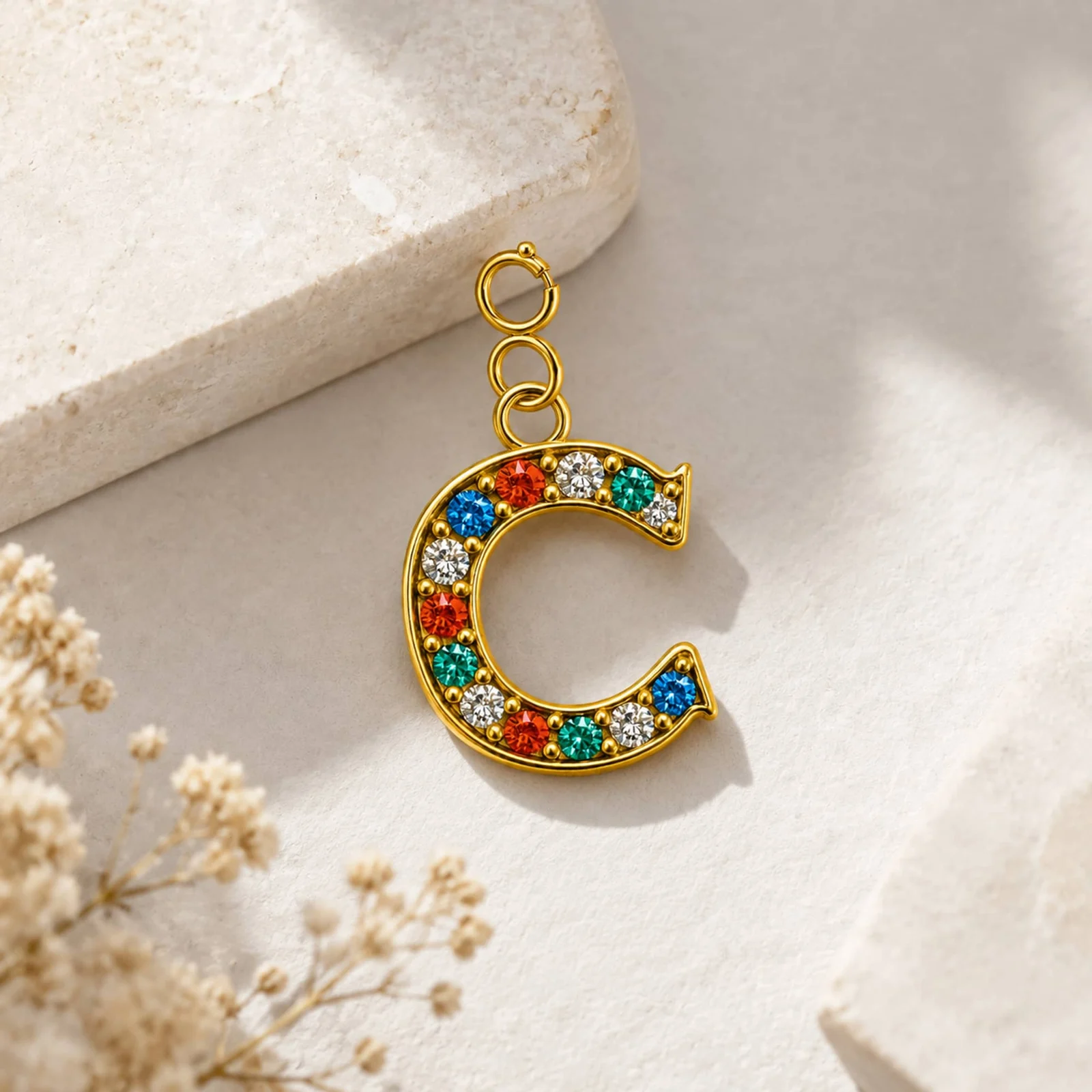 CHARM DE LETRA C ACERO COLOR DORADO CON CIRCONITA-CON CIERRE