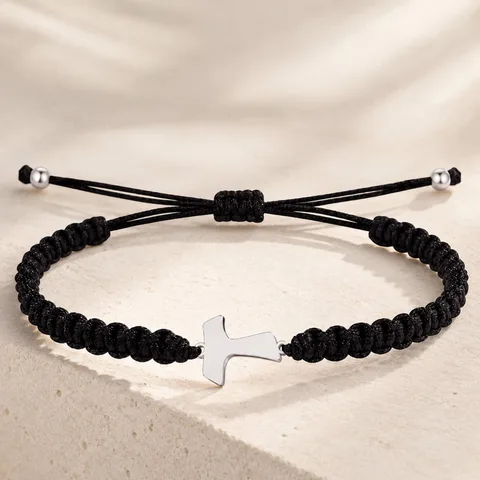 PULSERA HILO DESTINO  CON CRUZ TAU ACERO PLATEADO