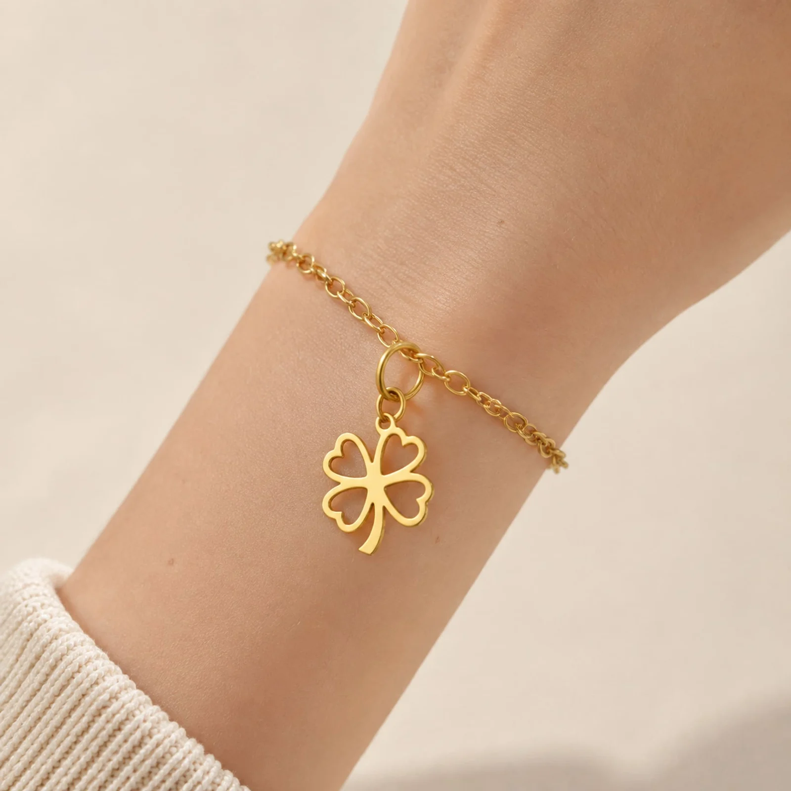 CHARM ACERO INOXIDABLE COLOR DORADO
