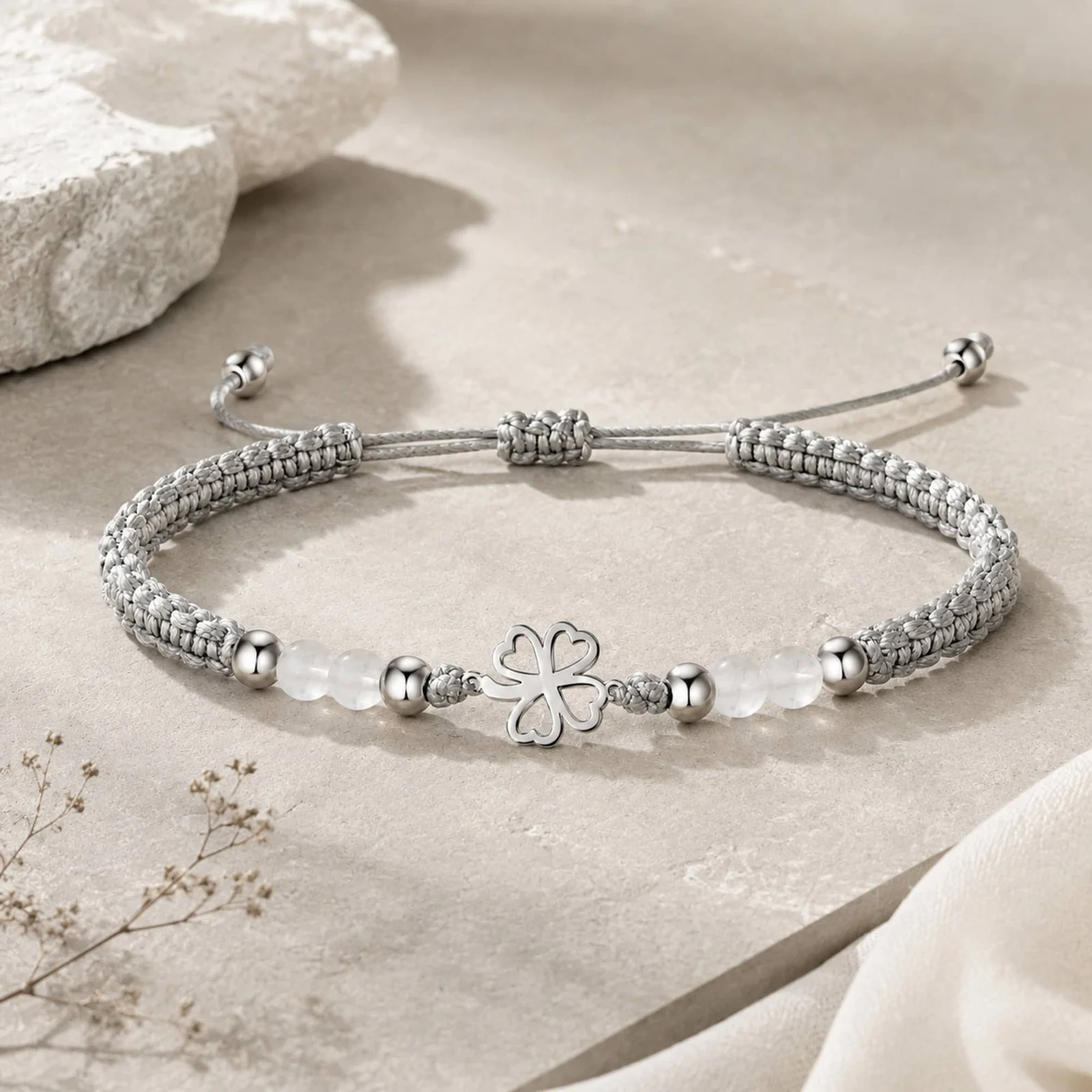 PULSERA HILO ENCERADO CON CUARZO BLANCO Y TRÉBOL DE SUERTE ACERO