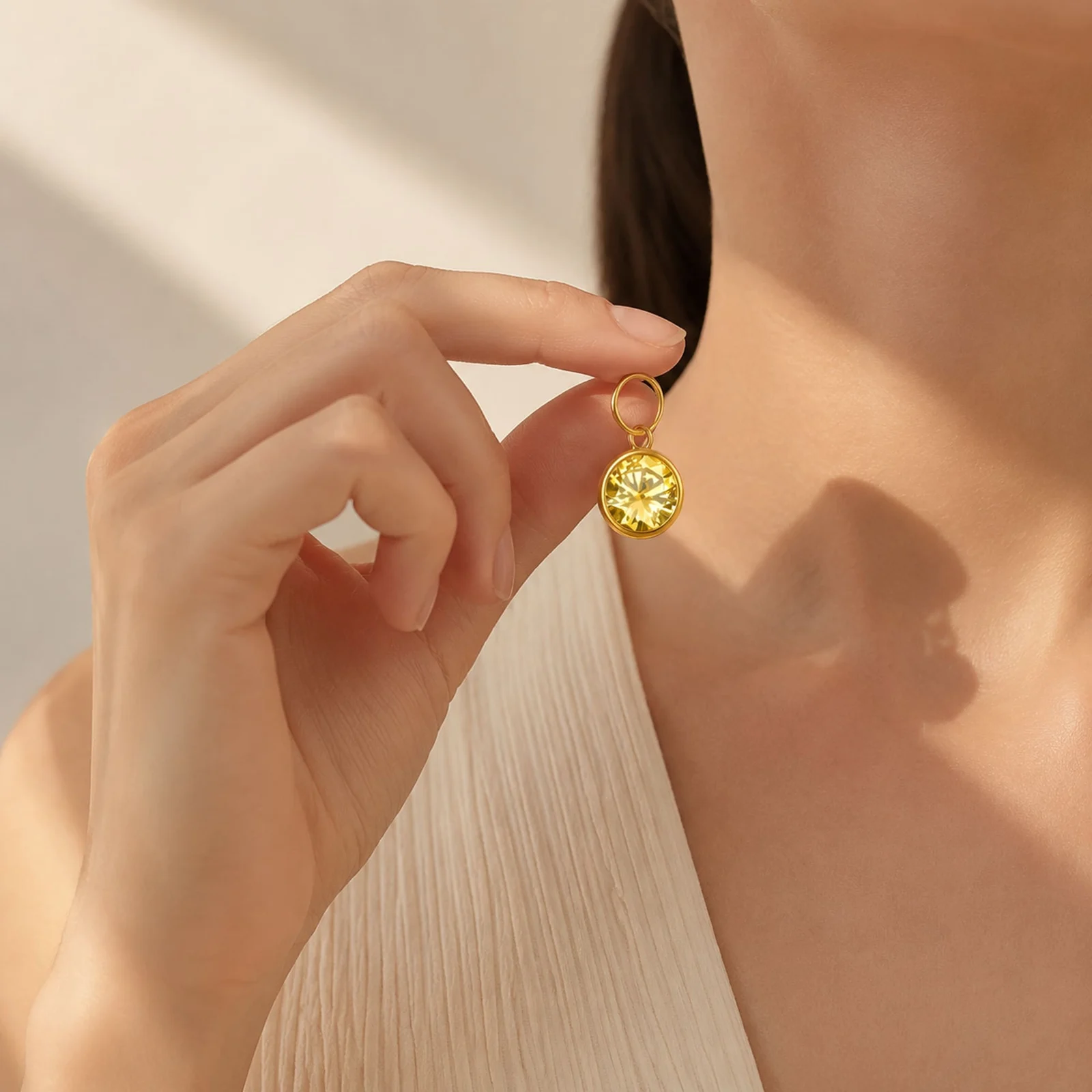 CHARM ACERO DORADO CON PIEDRA NACIMIENTO DE NOVIEMBRE